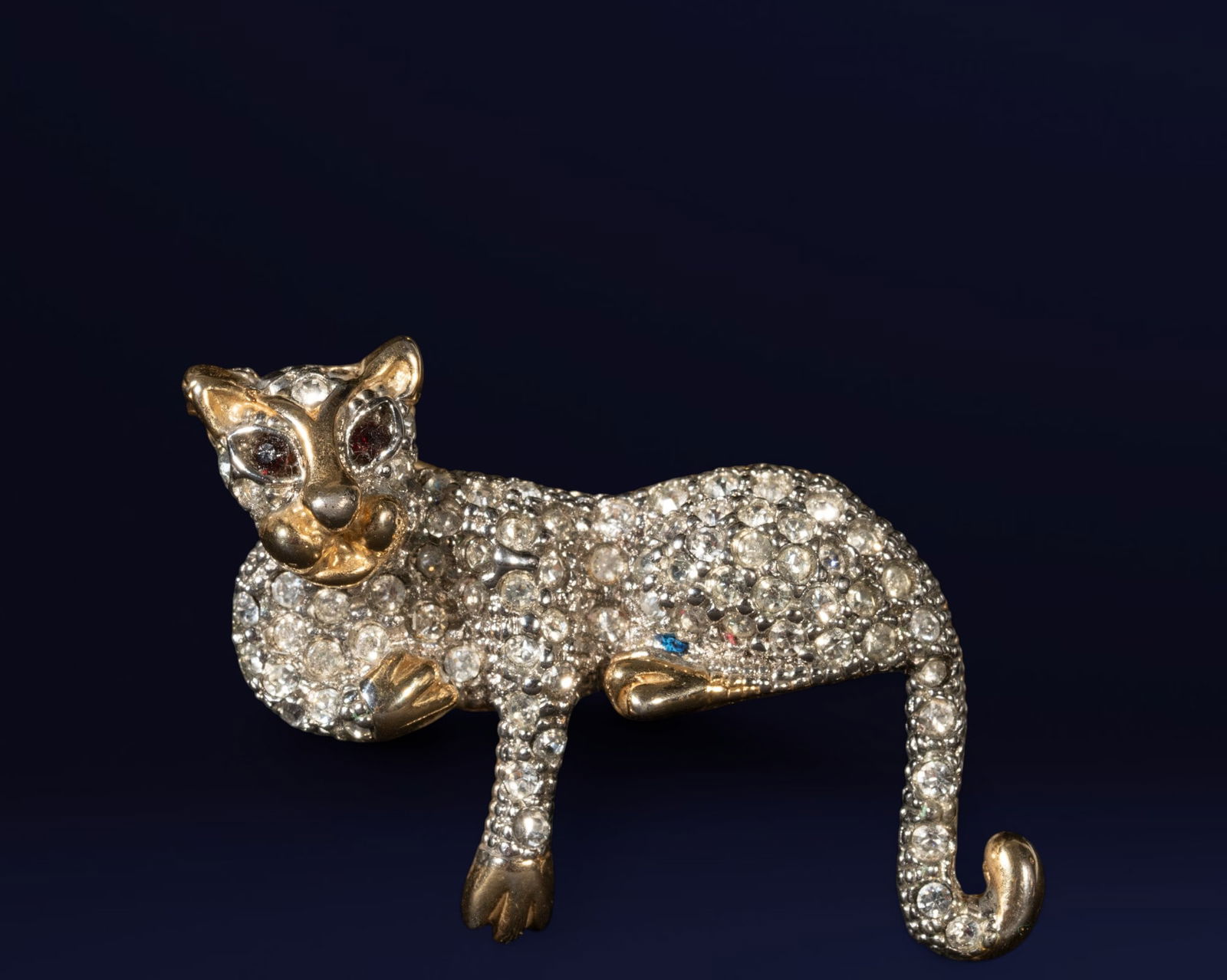 Vintage Panther brooch from the 60s and 70s - in gold-plated metal and imitation diamonds (1 of 4)
