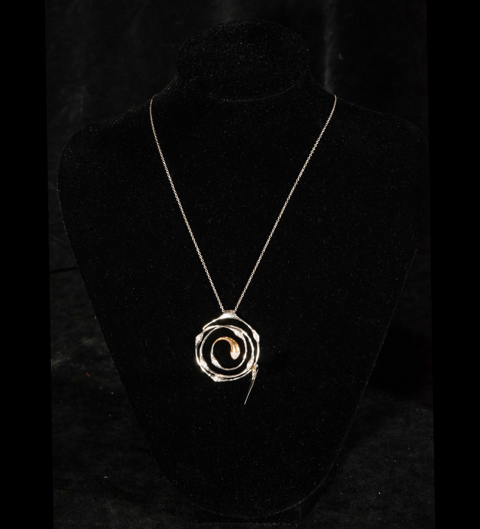 Pendant with chain in two-tone gold and brilliant-cut diamonds (1 of 3)