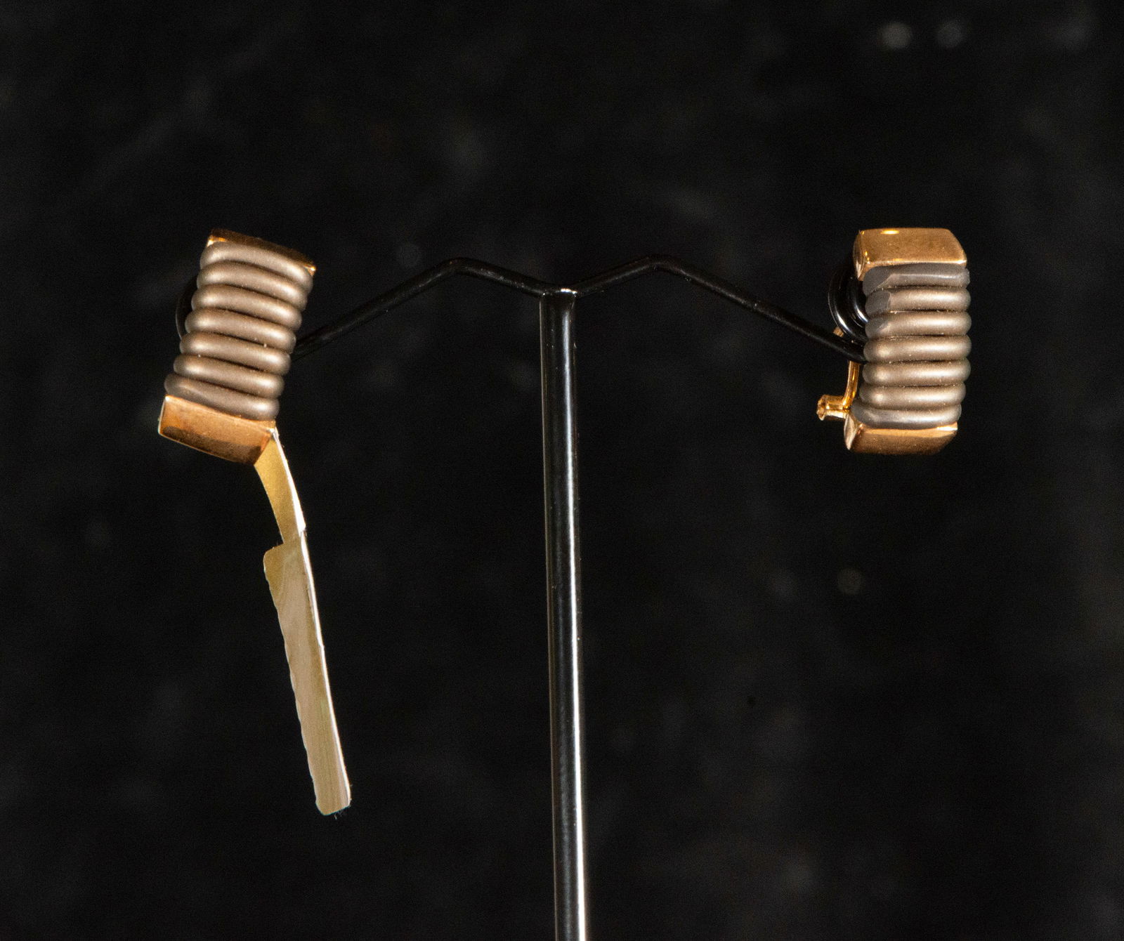 18k yellow gold earrings with brown rubber: Total weight 6.19 g. Earrings set in 18-karat yellow gold with brown rubber inserts, modern design with Omega clasp.