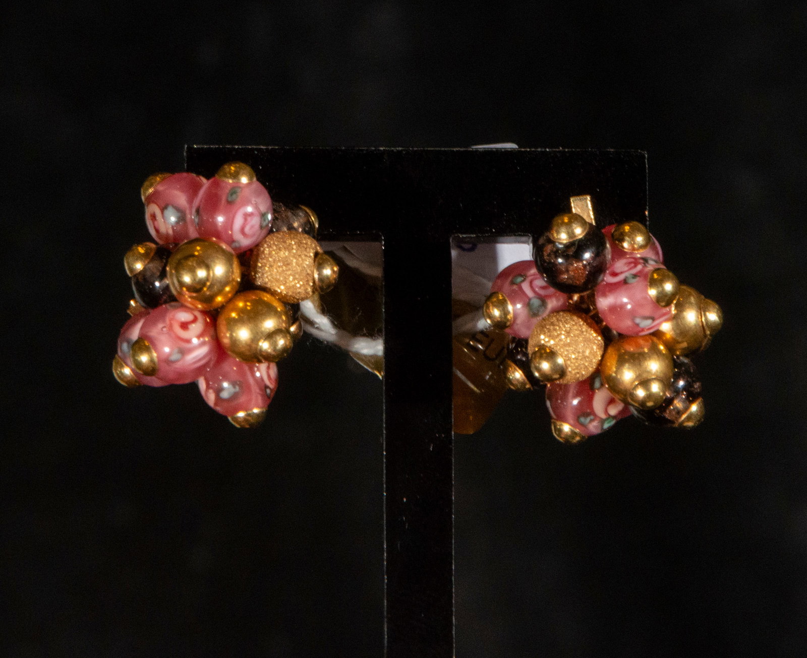 18k yellow gold earrings with black and pink aventurine: Omega clasp, total weight 13.82 g. Pair of 18-karat yellow gold earrings with clusters of black, pink, and gold aventurine beads, volumetric and handcrafted.