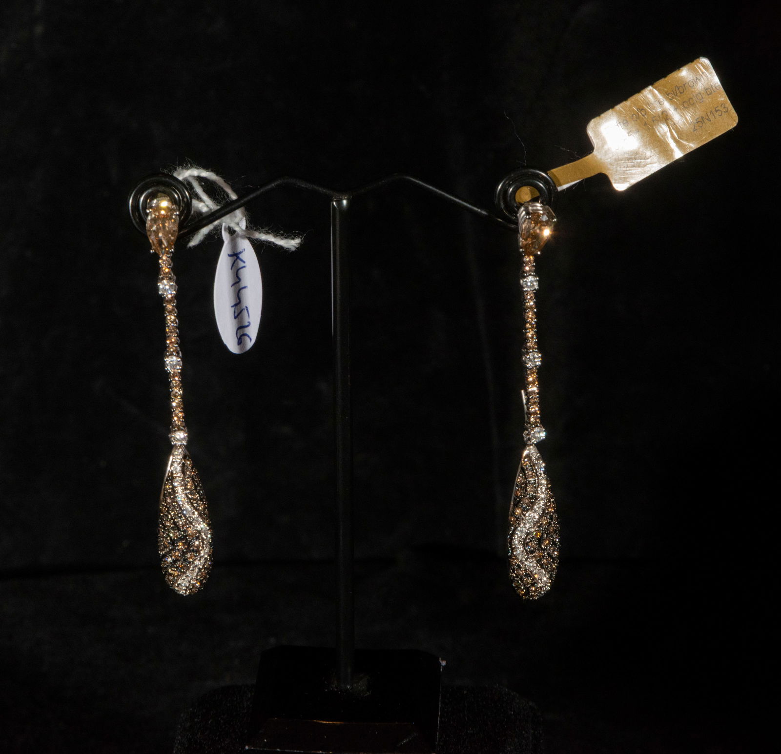 Long earrings in 18k white gold with brilliant-cut diamonds and diamonds (1 of 4)