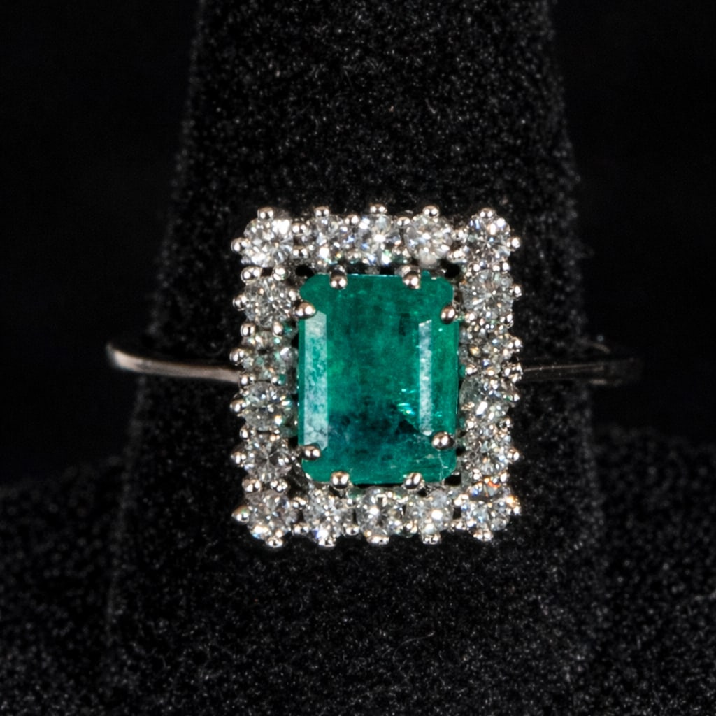 18k white gold ring with emerald and brilliant-cut diamonds (1 of 3)
