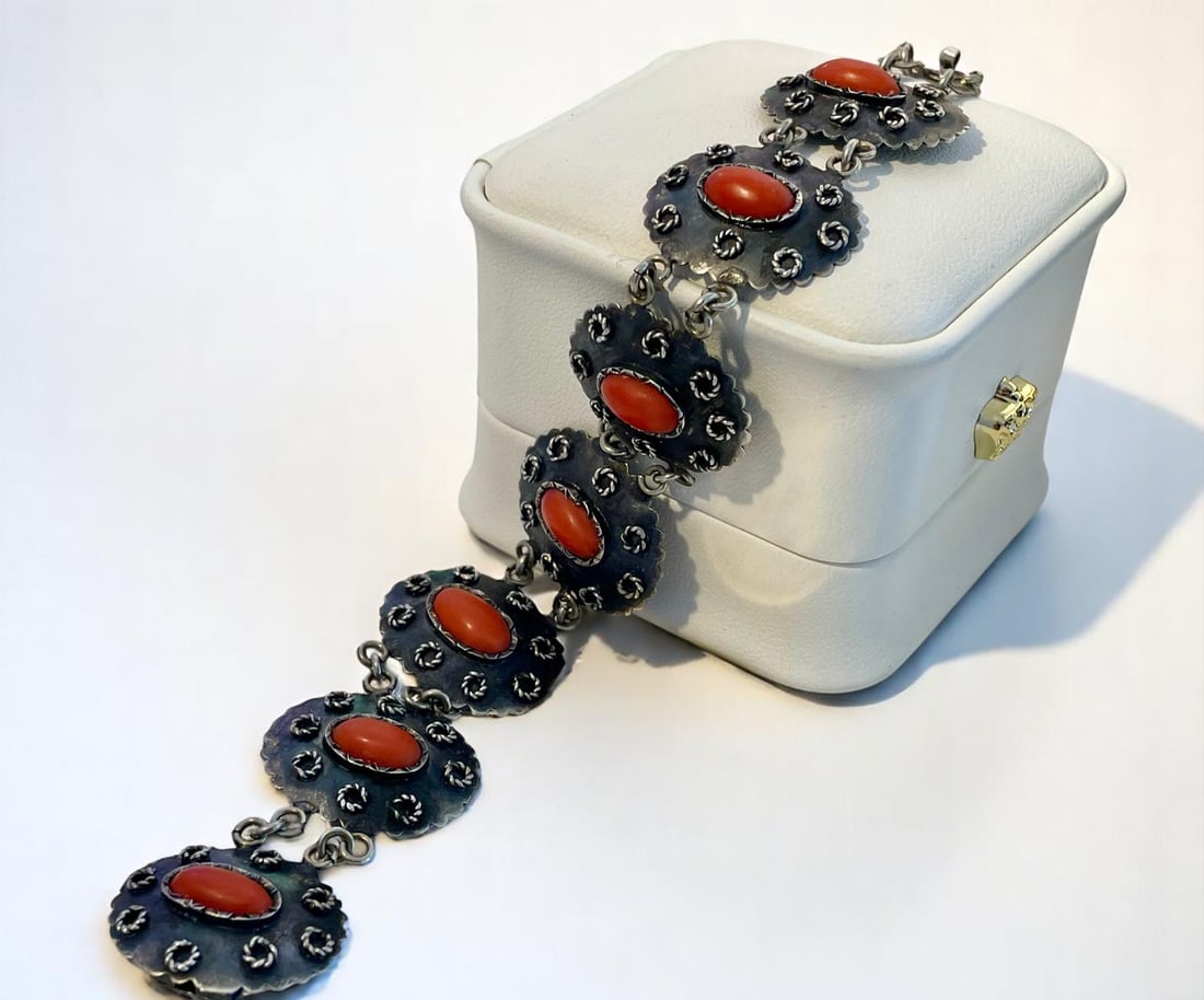 Antique Victorian Bracelet with 7 Natural Corals of 11 MM Oval Cabochon and Silver. Measurements 19 (1 of 2)