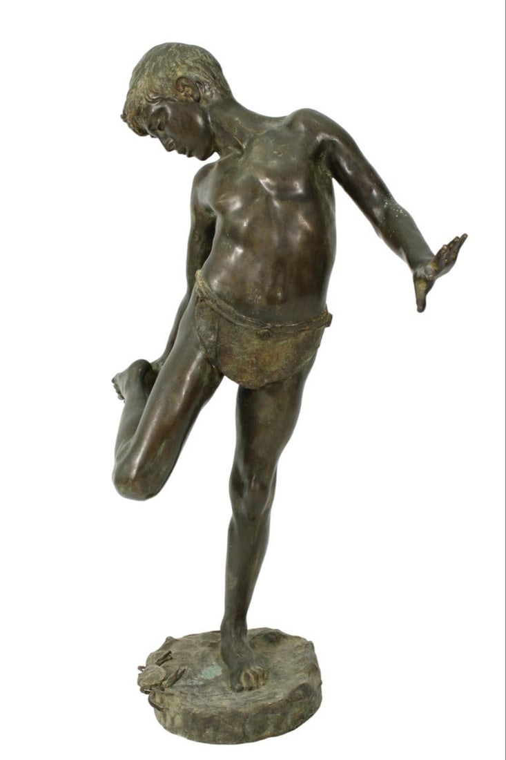 Monumental 100cm Bronze of the Crab Boy - DE LOTTO, Annibale (1877 - 1932), after: Patinated bronze. Dimensions: 100 x 70 cm. The sculpture depicts a young nude man, in a dynamic and balanced pose, bending down to observe a small crab at his feet. The body, depicted in an elegant tu