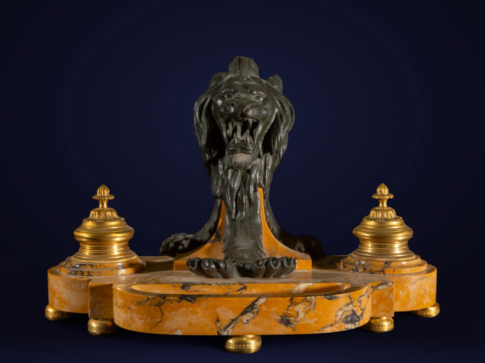 Marble and bronze writing desk with a lion's head, 19th century: Marble and bronze. Dimensions: 27 cm x 38 cm x 20 cm