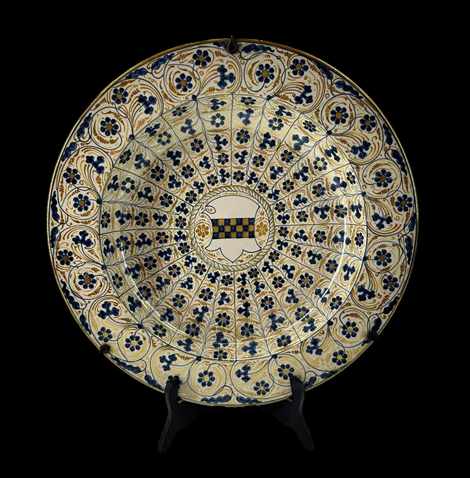 Large Hispano-Moorish clay plate, 19th century: Diameter: 41 cm