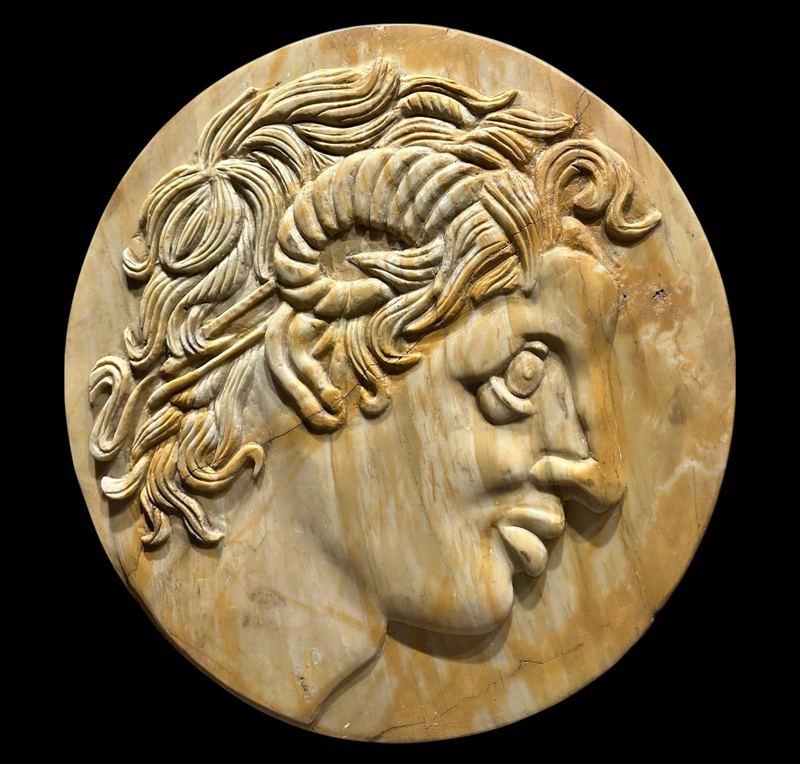 Spectacular Neoclassical relief of Alexander the Great in Siena Marble: 15kg, 55cm diameter. In Siena marble
