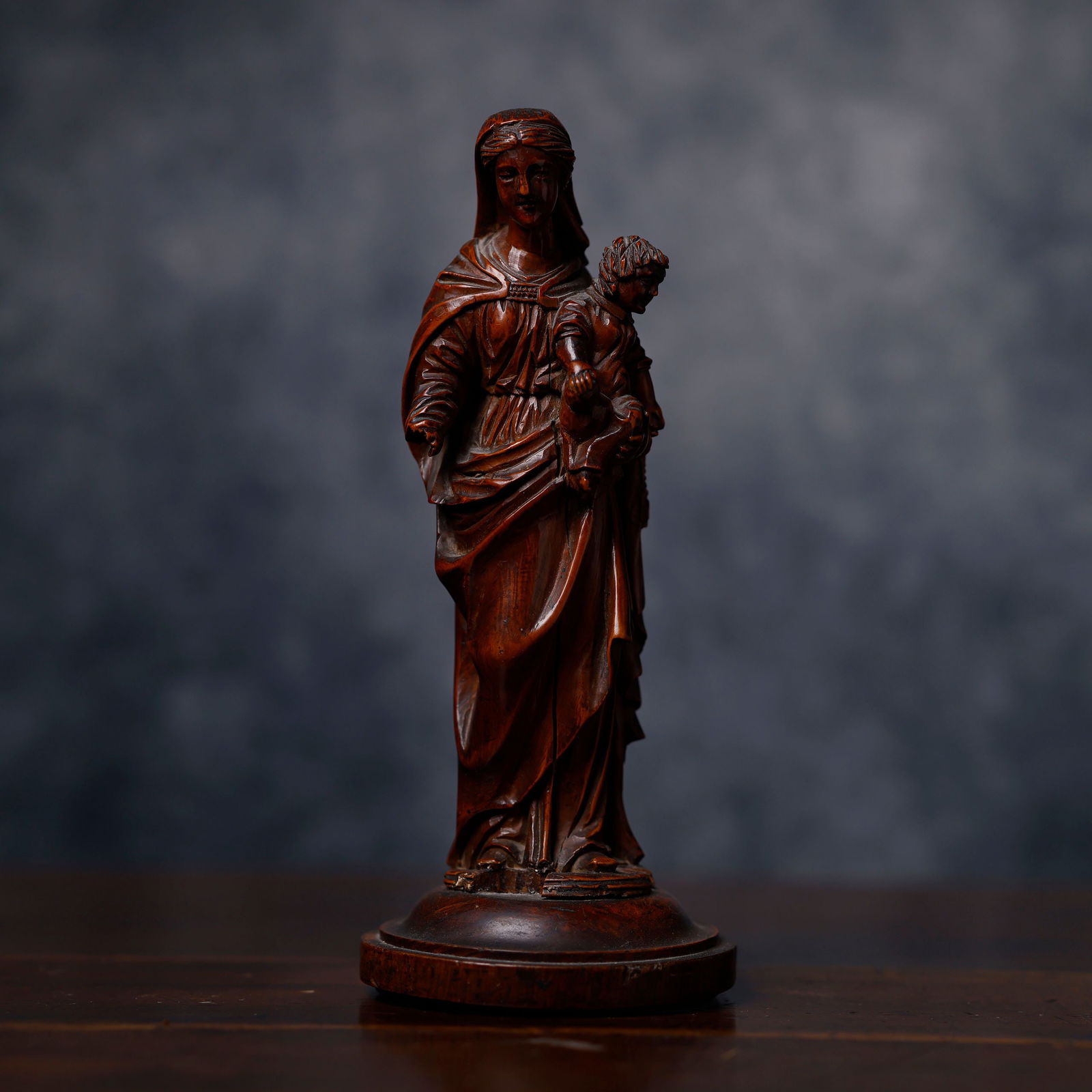 Portuguese Gothic Virgin in boxwood from the 15th century: 22 x 9.4 x 9.4 cm, boxwood. Important European private collection.