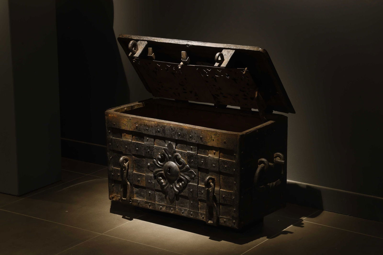 Corsair's Treasure Chest - Nuremberg Europe 16th Century: 74 x 45 x 45 cm. Made of solid wrought iron.