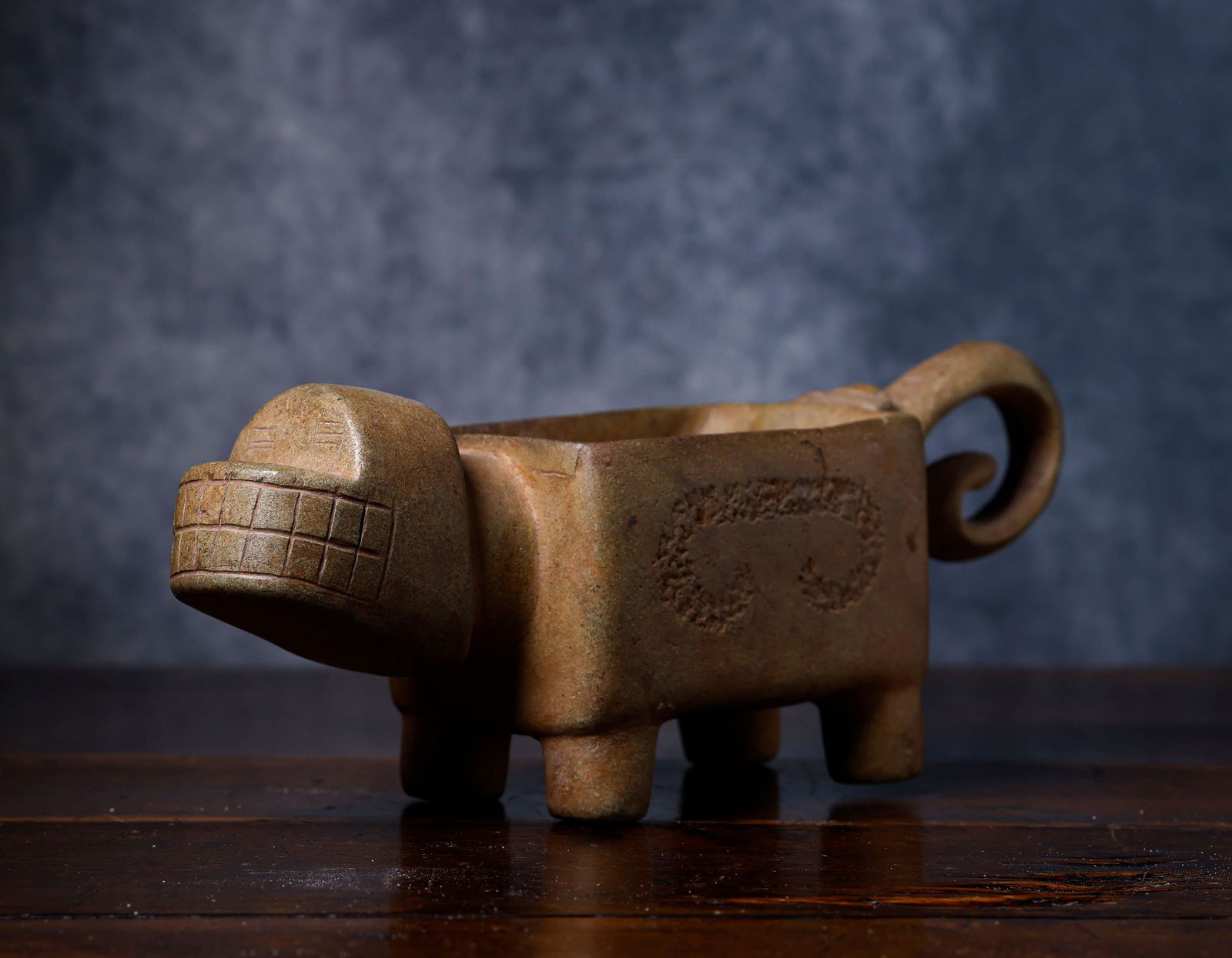 Exceptional Valdivia Dog mortar, Pre-Columbian, in alabaster (1 of 7)