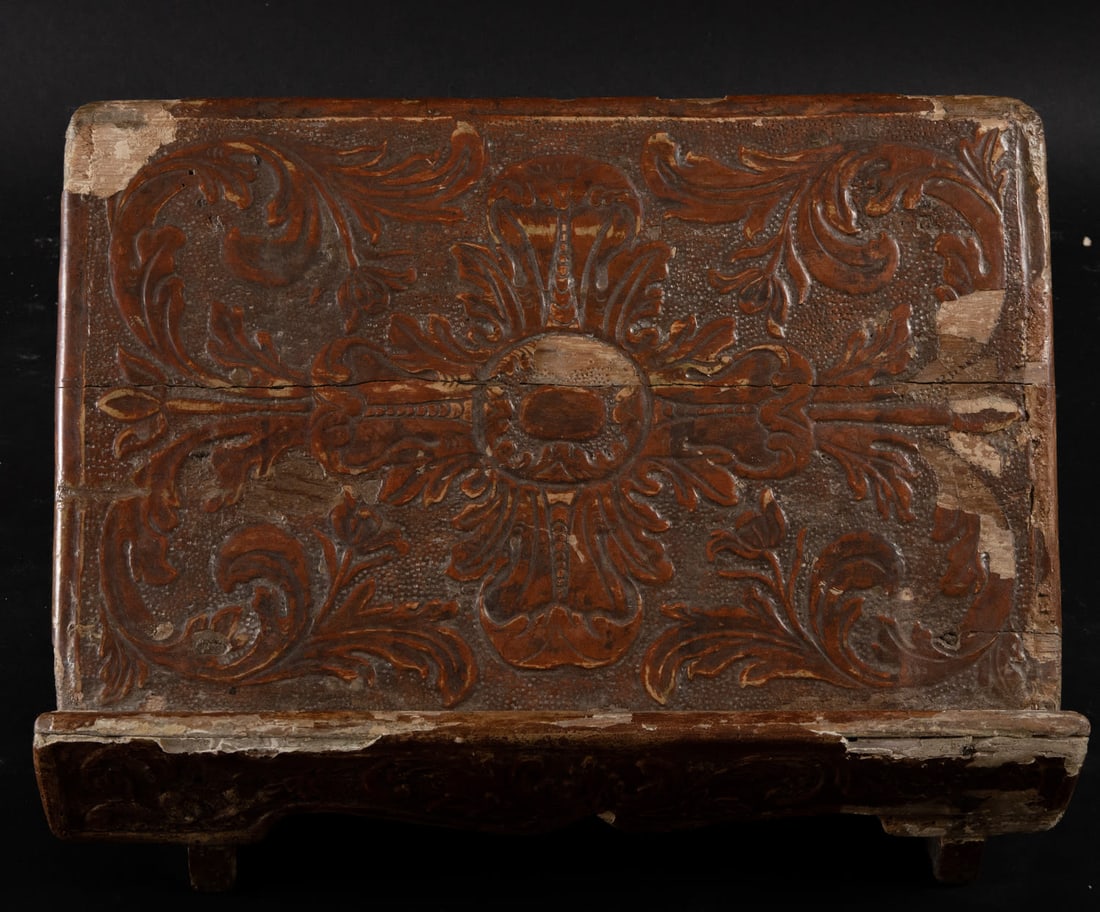 Plateresque Lectern in wood covered in Embossed Leather, 16th century (1 of 8)