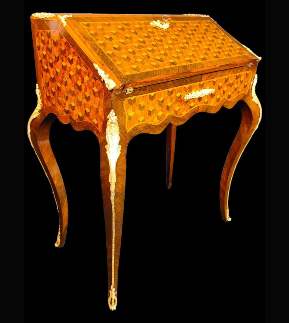 French desk in fruit marquetry from the 19th century: With original key, measures: 70 X 87 X 45 cm