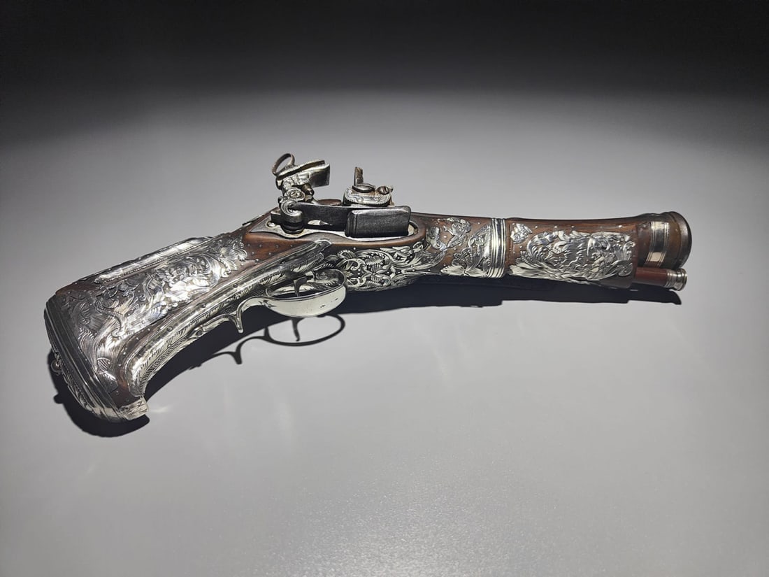 Trabuco pistol with Miquelet belt - Lock decorated in Mexican silver, New Spain, 18th century: Extremely rare late 18th century South American work, Mexican silver work. With a cordoned silver band around the flared, turned muzzle, the front parts polygonal and inlaid with silver fronds, octago