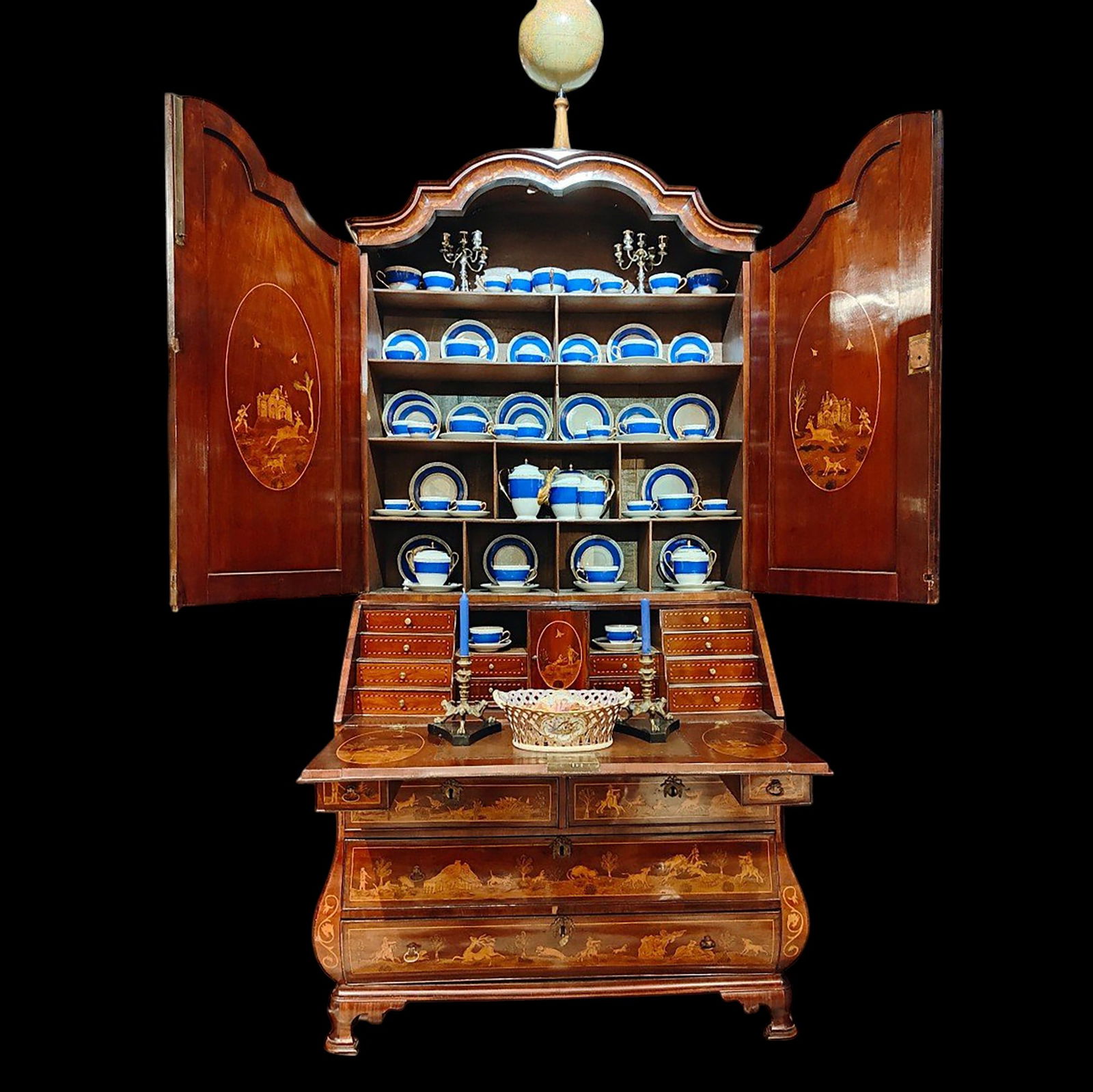 Flemish bureau with marquetry of hunting scenes, Flanders, 1720: Carved and marquetry wood. Measurements: 231 x 60 x 122 cm.