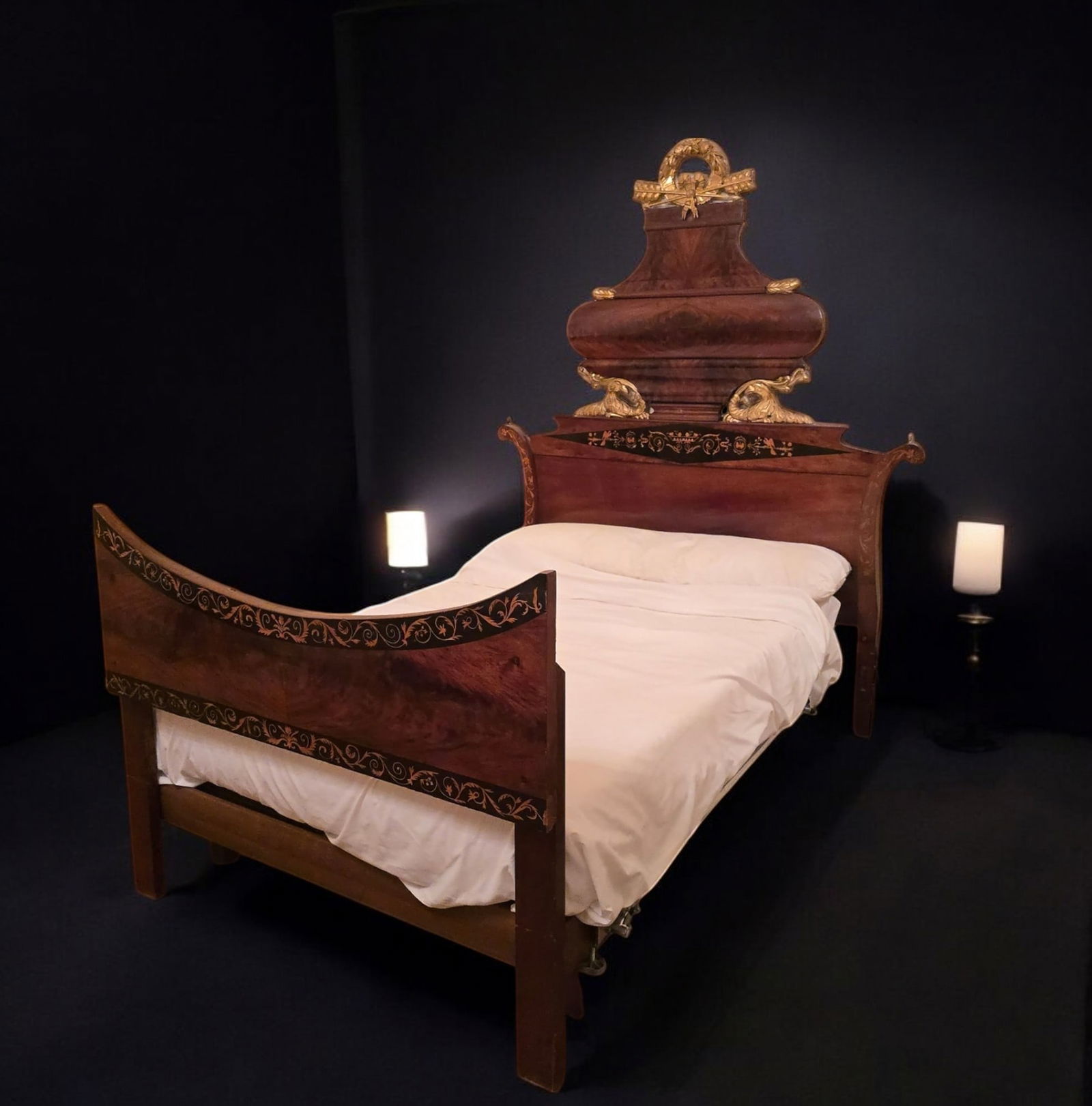 Ferdinand bed in mahogany with vegetal decoration in lemongrass marquetry with a gilded wood frame, (1 of 8)