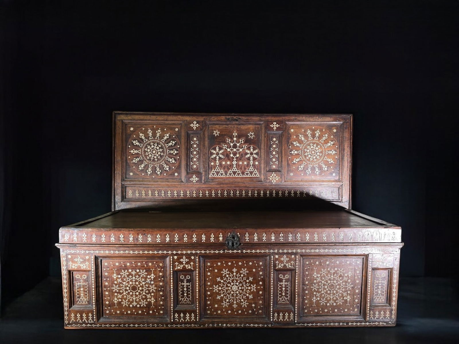 Aragonese chest in walnut wood and rice grain marquetry, Spain, 16th century (1 of 6)