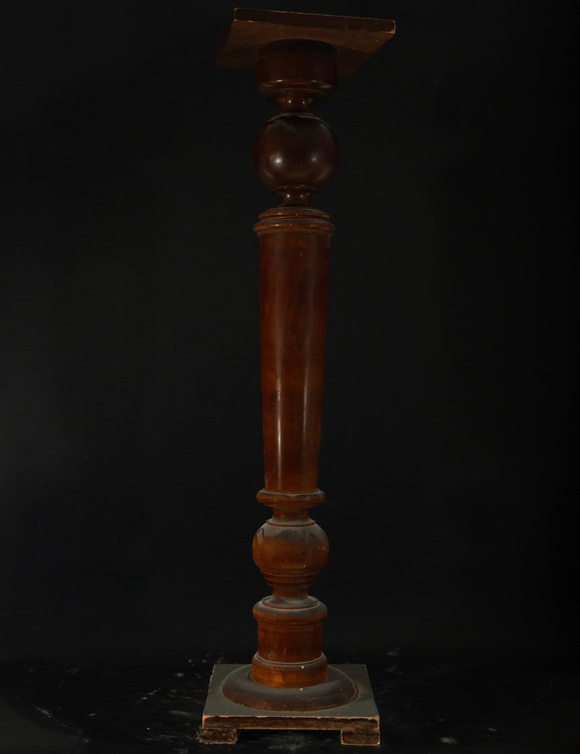Napoleon III pedestal in mahogany wood and porcelain oval applications, 19th century: Measurements: 106 x 29 x 29 cm