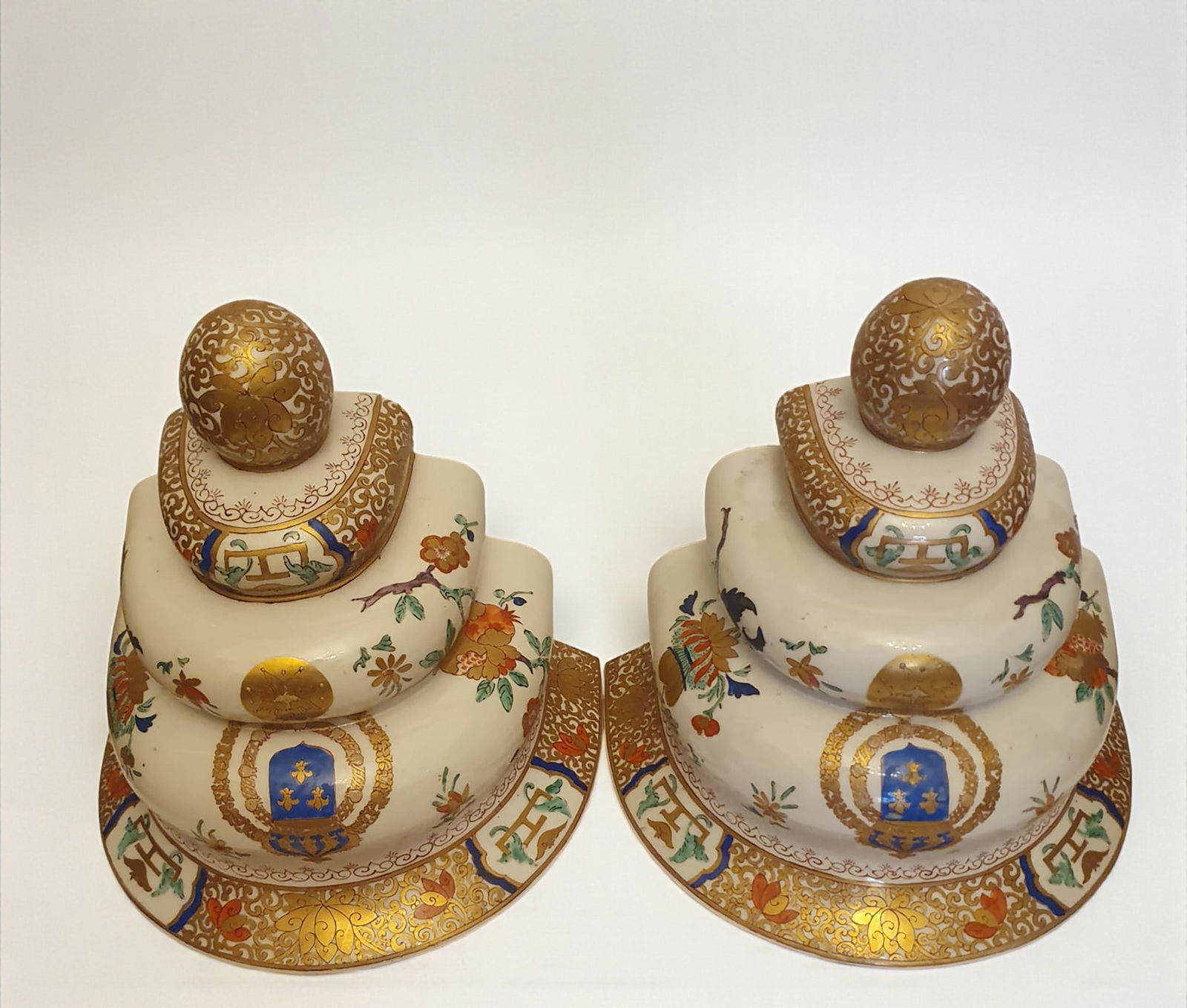 Pair of Samson wall bases in Indian Company porcelain style, 19th century: Measurements each: 22x20x15cm, with the royal coat of arms of Louis XV.
