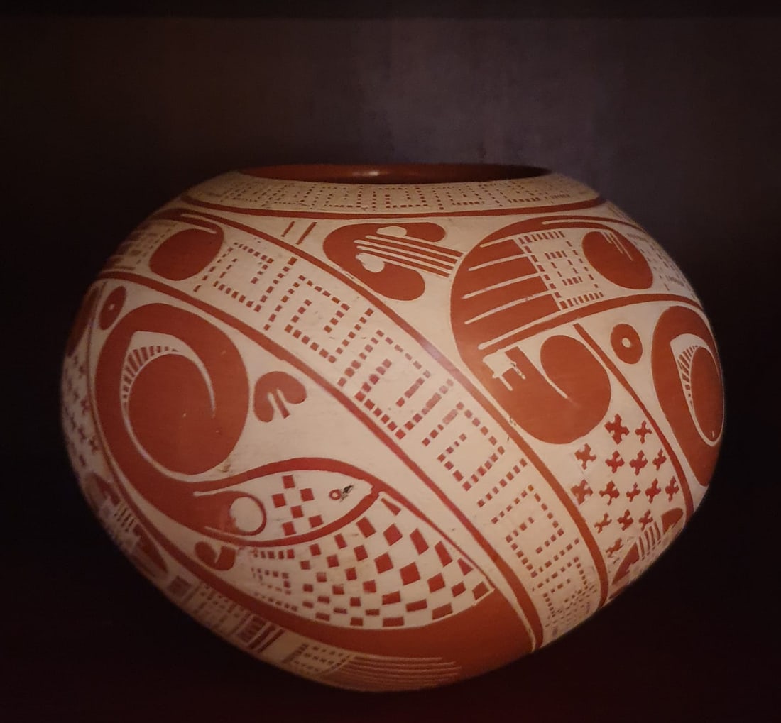 Mata Ortiz, ceramic container, signed. 20th century (1 of 3)