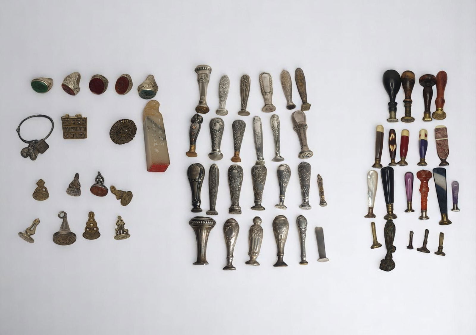 Exceptional collection of Islamic and European silver, pietra dura and semiprecious stone seals from: Measurements: 11.5 cm for the largest, 2 cm for the smallest seal. 16th to 19th centuries - Islamic art - Grand Tour - Baroque - 18th century - Europe