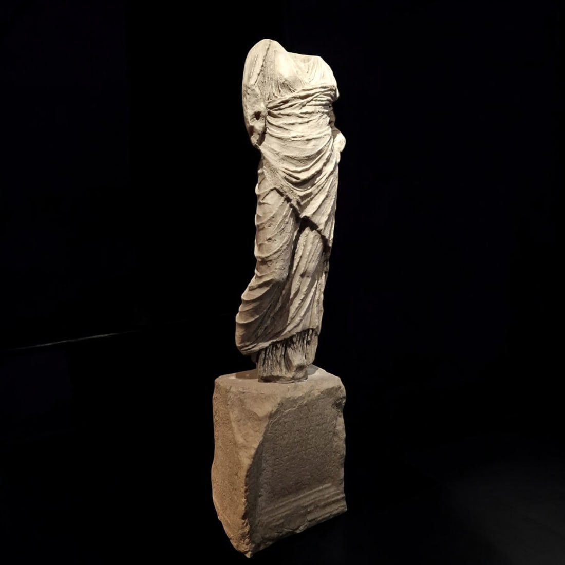 Goddess Tanit in Marble dust, following Classic Roman models, 20th century (1 of 12)