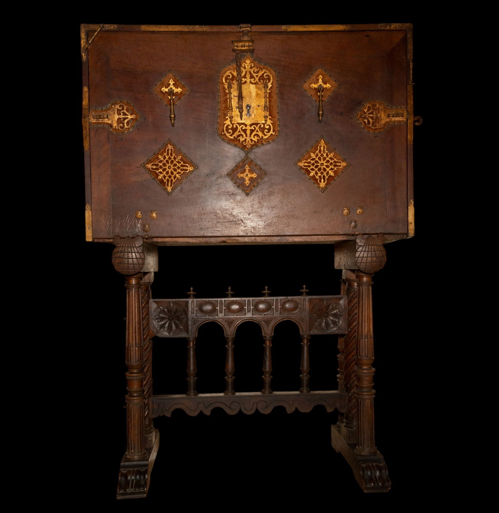 17th-century Spanish chest of drawers with its period table: Measurements: 70 cm x 110 cm x 48 cm (head), total with bridge: 154 cm x 110 cm
