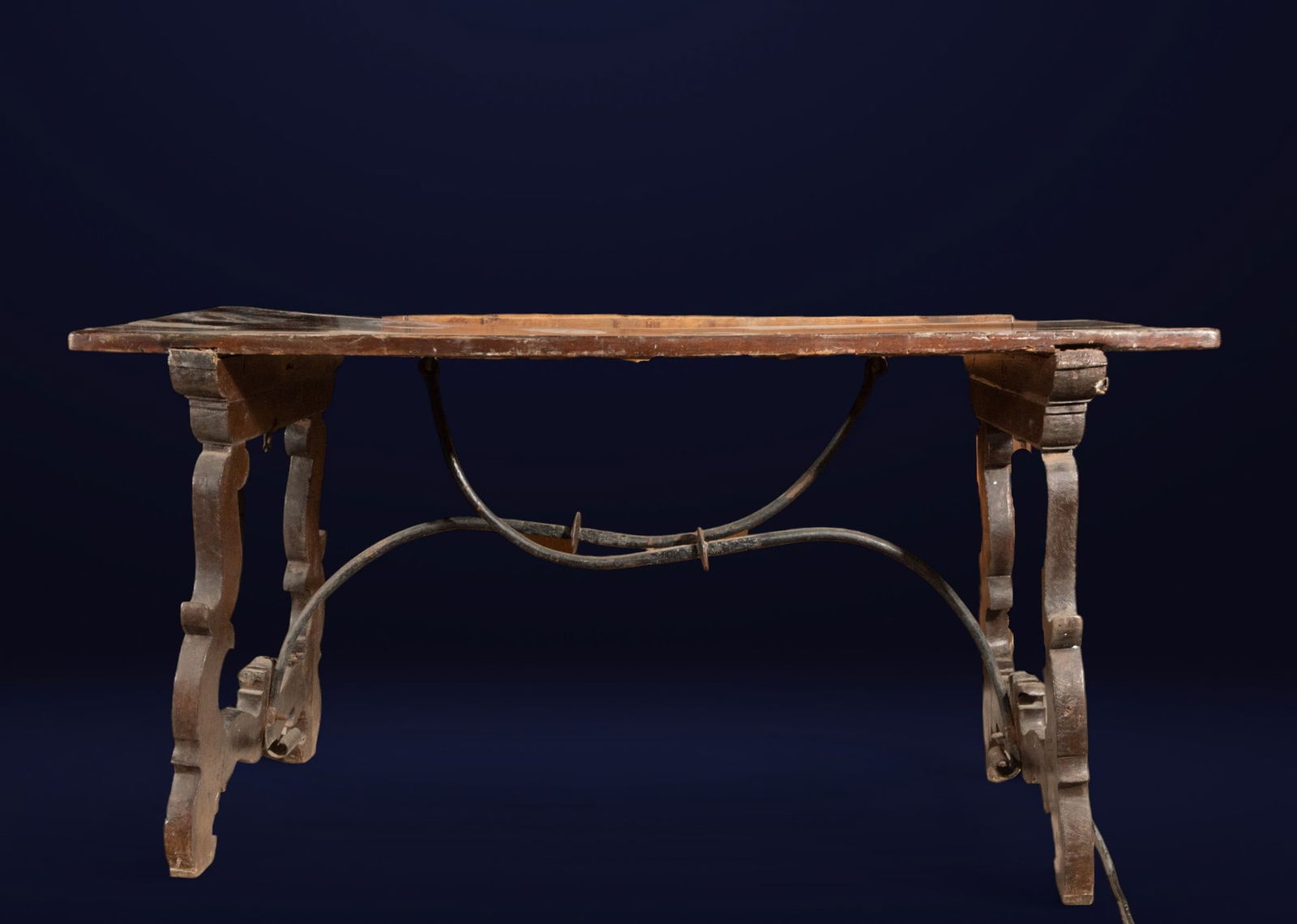 Spanish walnut lyre-leg table. Spanish School. 17th century. (1 of 4)