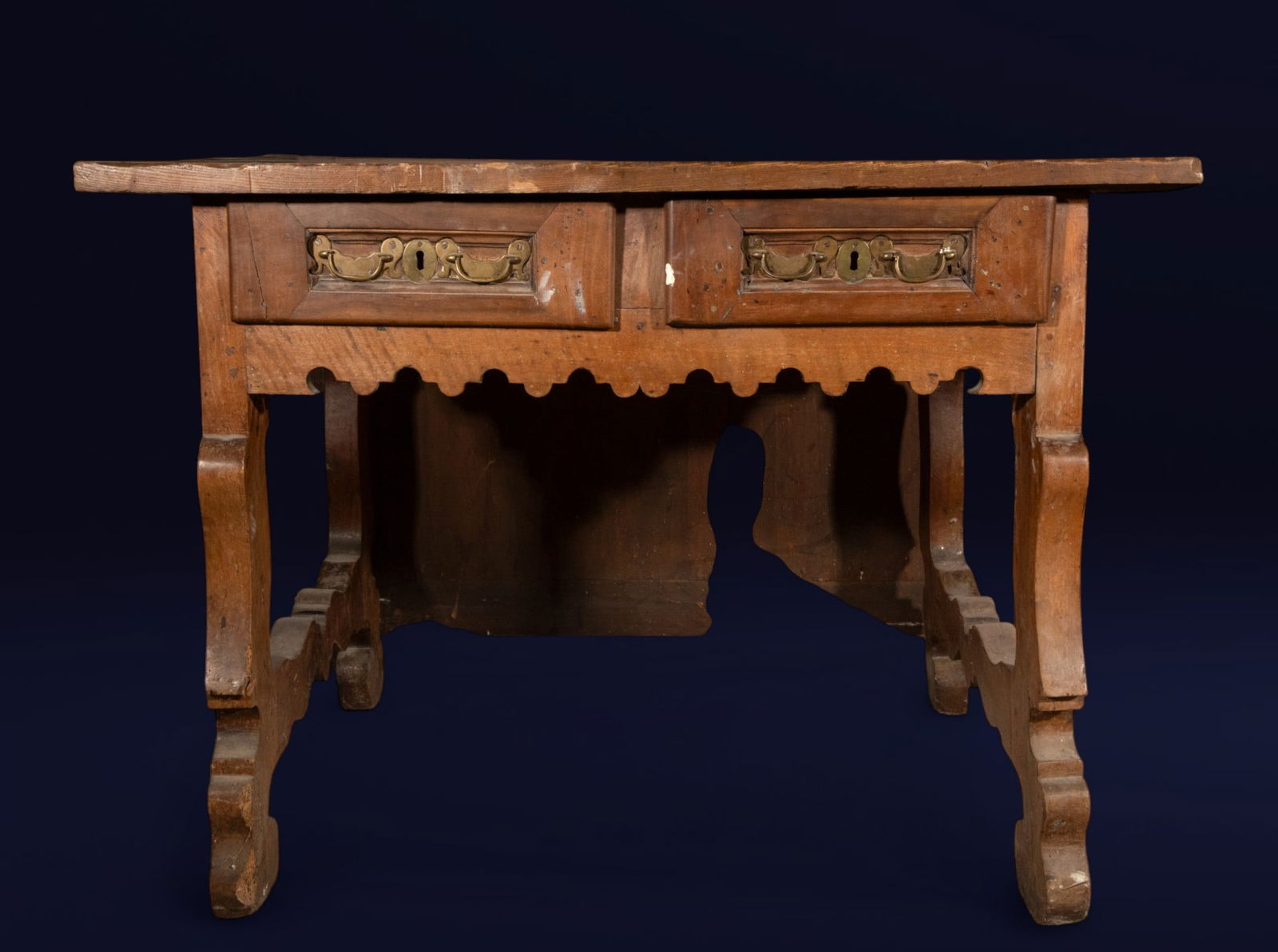 Spanish two-drawer walnut table with flour veneer legs. Spanish School. 17th century. (1 of 5)