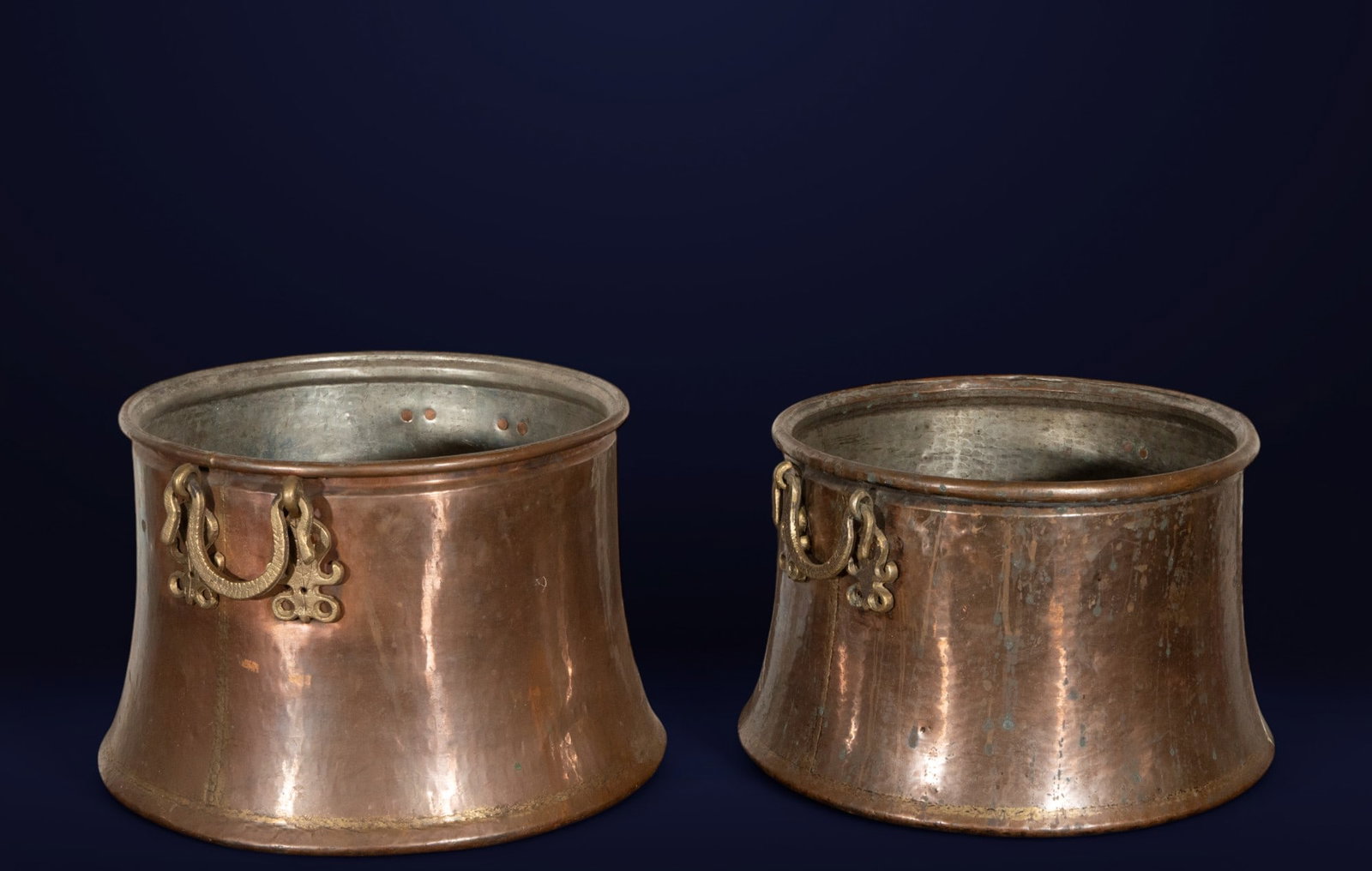 Pair of copper cauldrons with bronze handles. European School. 19th century. (1 of 3)