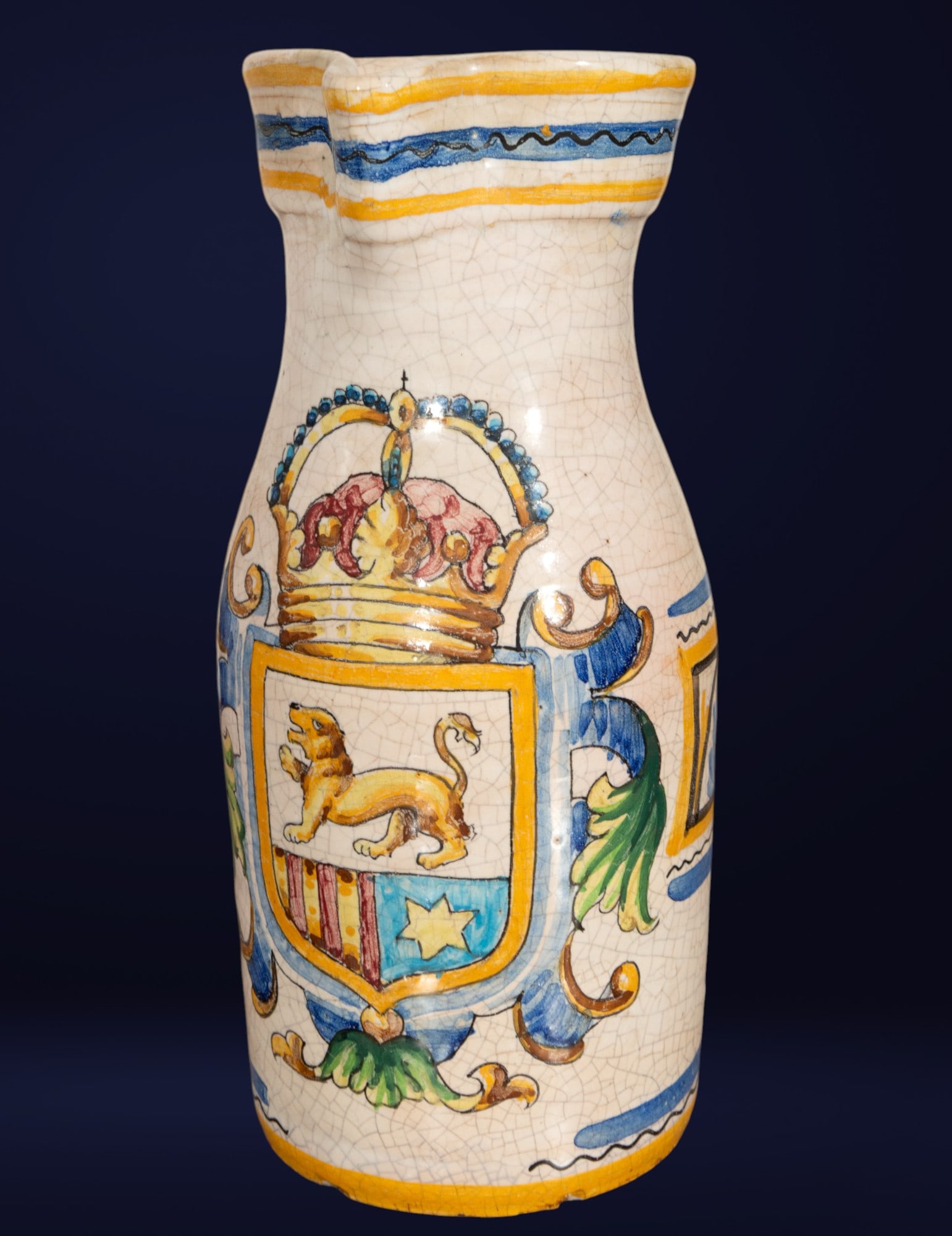 Wine jug from Talavera de la Reina with a lion heraldic shield. Spanish School. 19th century. (1 of 3)