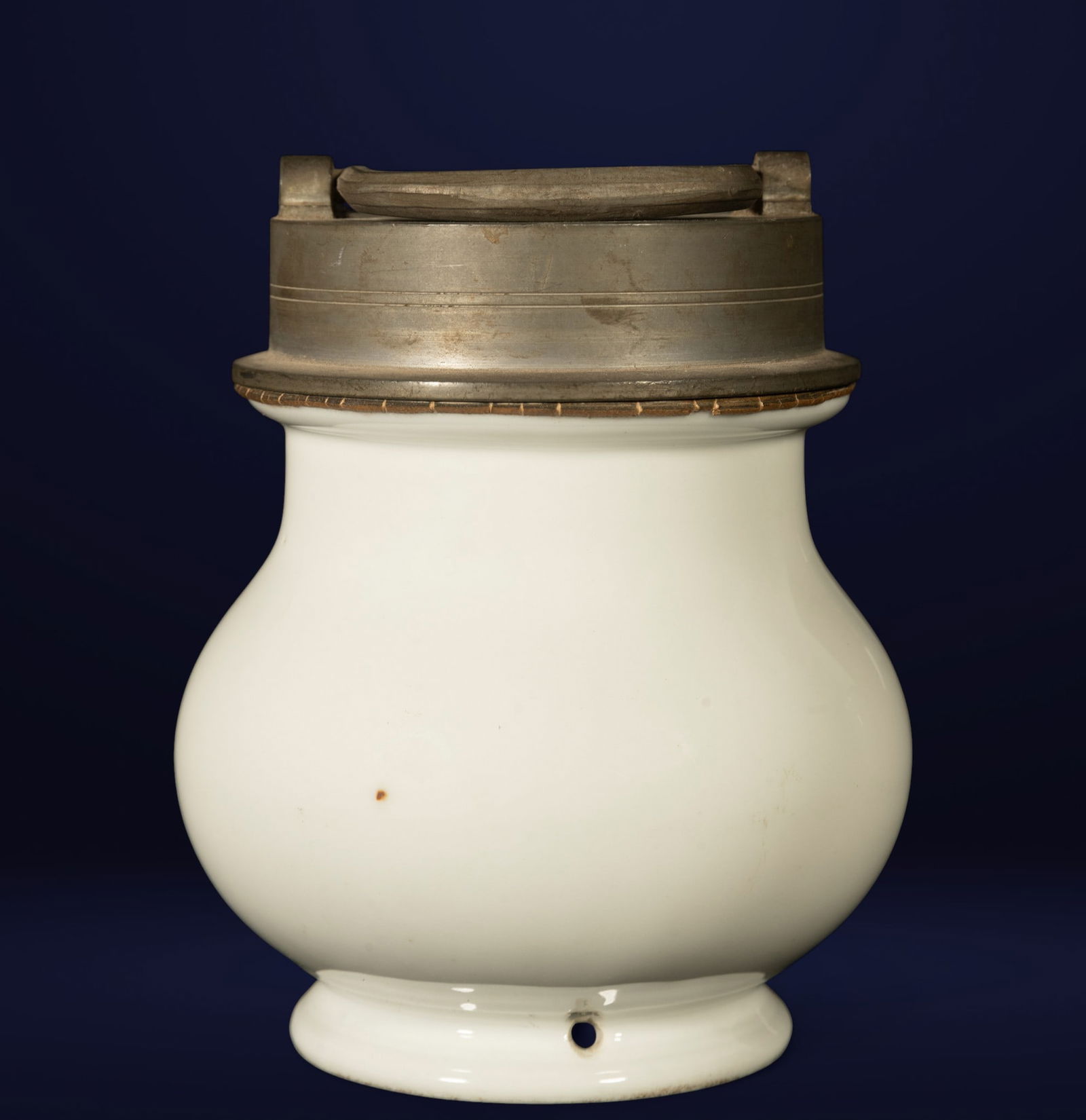 Antique French pharmacy jar with tin lid, 19th century: 16 x 12 cm