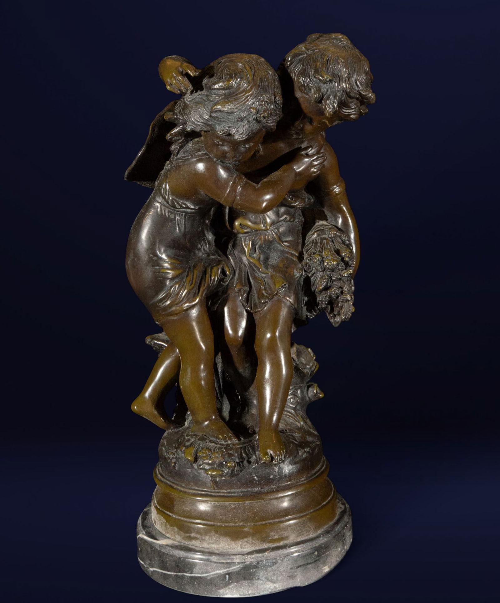 Bronze painting of children playing. French School. 19th century: Patinated bronze sculpture. A dynamically composed sculptural group depicting two children engaged in a playful game of chase or dance, captured with natural gestures and animated faces. The work conv