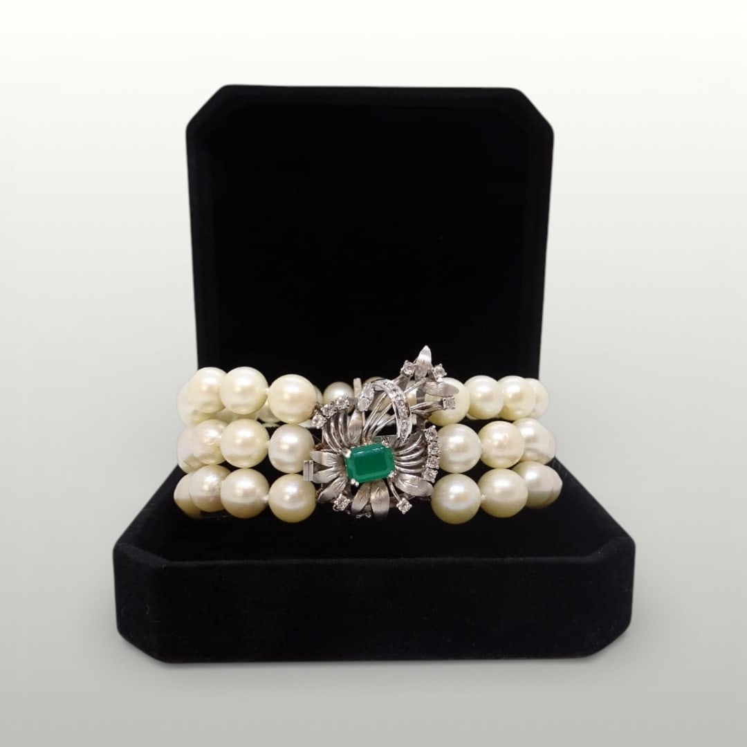 Bracelet, 18k white gold clasp, cultured pearls, white sapphires and chrysoprase, Art Deco, 1940s: Period: 1940s-1950s. Setting material: 18k white gold. Provenance: Private collection, Spain. Total weight of the jewel: 65 g. Number of pearls: 60. Pearl diameter: 8.5 mm. Center stone: Chrysoprase.