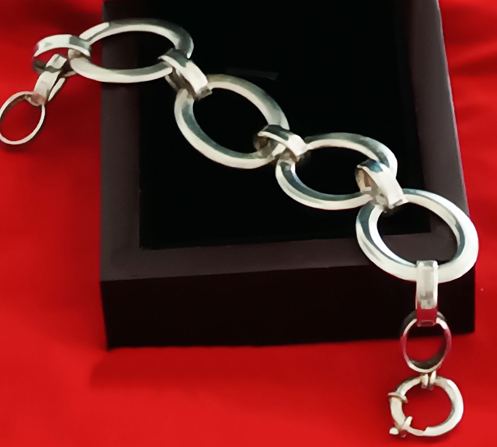Vintage bracelet with large links, 20th century: 925 sterling silver, crafted using a goldsmithing technique involving hand-shaping and link assembly. Measures 21 cm in length with three adjustment options; links 3.2 x 2.5 cm; weight 20 g. This brac