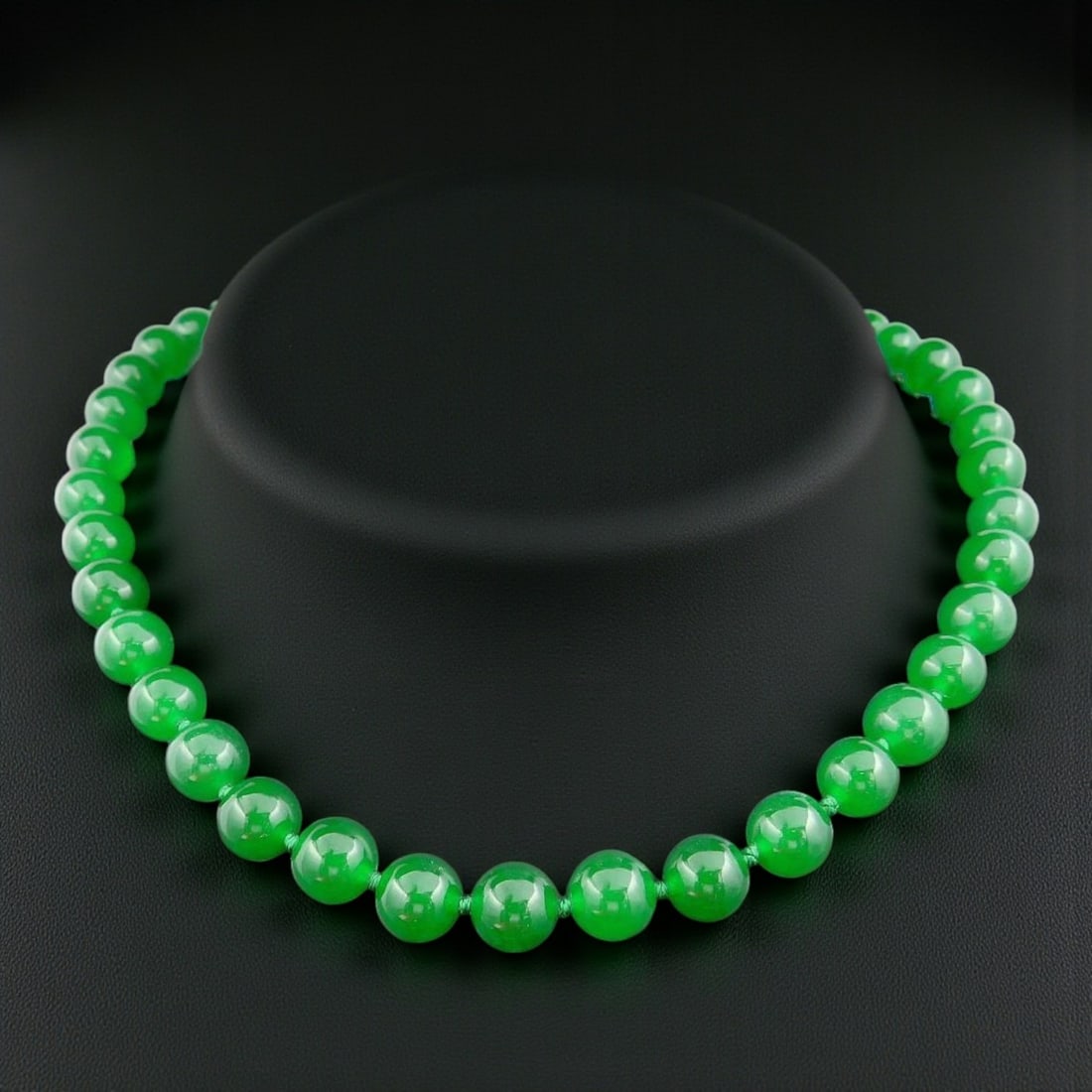 Green jade bead necklace, 20th century (1 of 5)