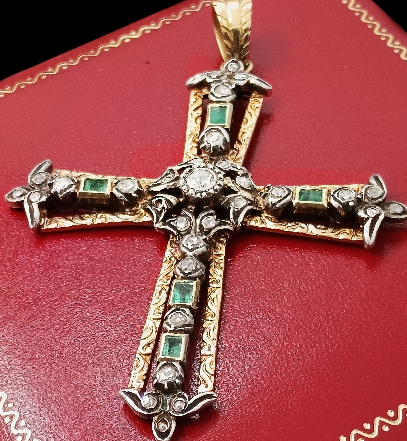 Stunning large cross pendant in 18-karat gold with diamonds and emeralds: 18-karat gold, crafted with reliefs and chiseling. Measures 7.7 x 5.6 cm. This impressive, large cross-shaped pendant is made of 18-karat (750) gold and weighs 20 grams. The piece features exquisite d