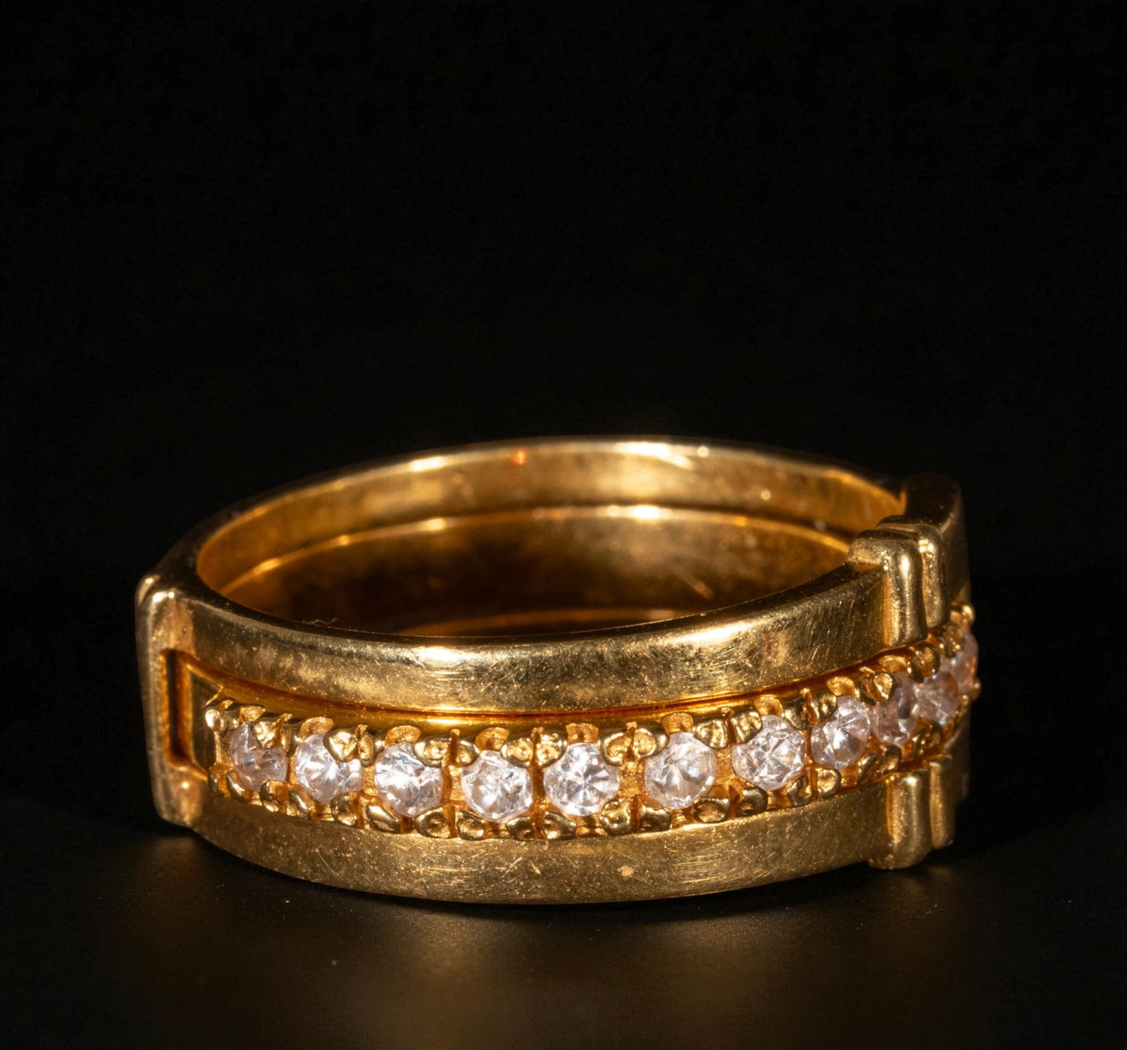 20k Omani Gold Ring with Moissanite border, 6.58g: Weight 6.58g, in high purity fine gold from Oman 20k or more.