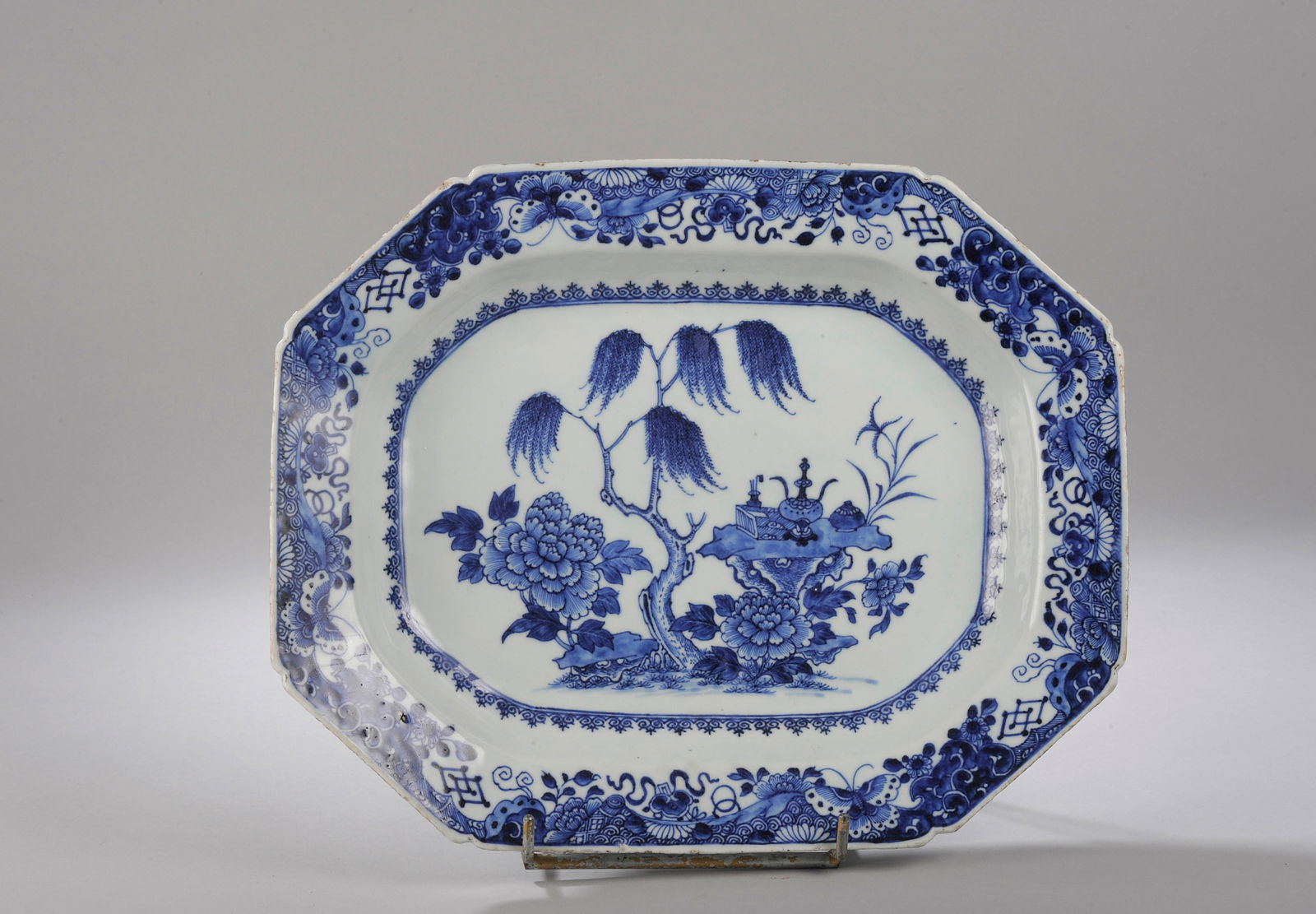 Octagonal plate of the East India Company with precious objects, China, Qing Dynasty, 18th Century (1 of 1)