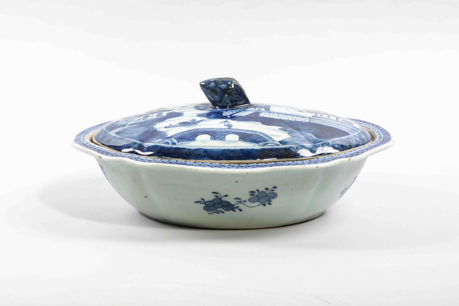 Covered vegetable storage container from the East India Company, China, 18th century (1 of 4)