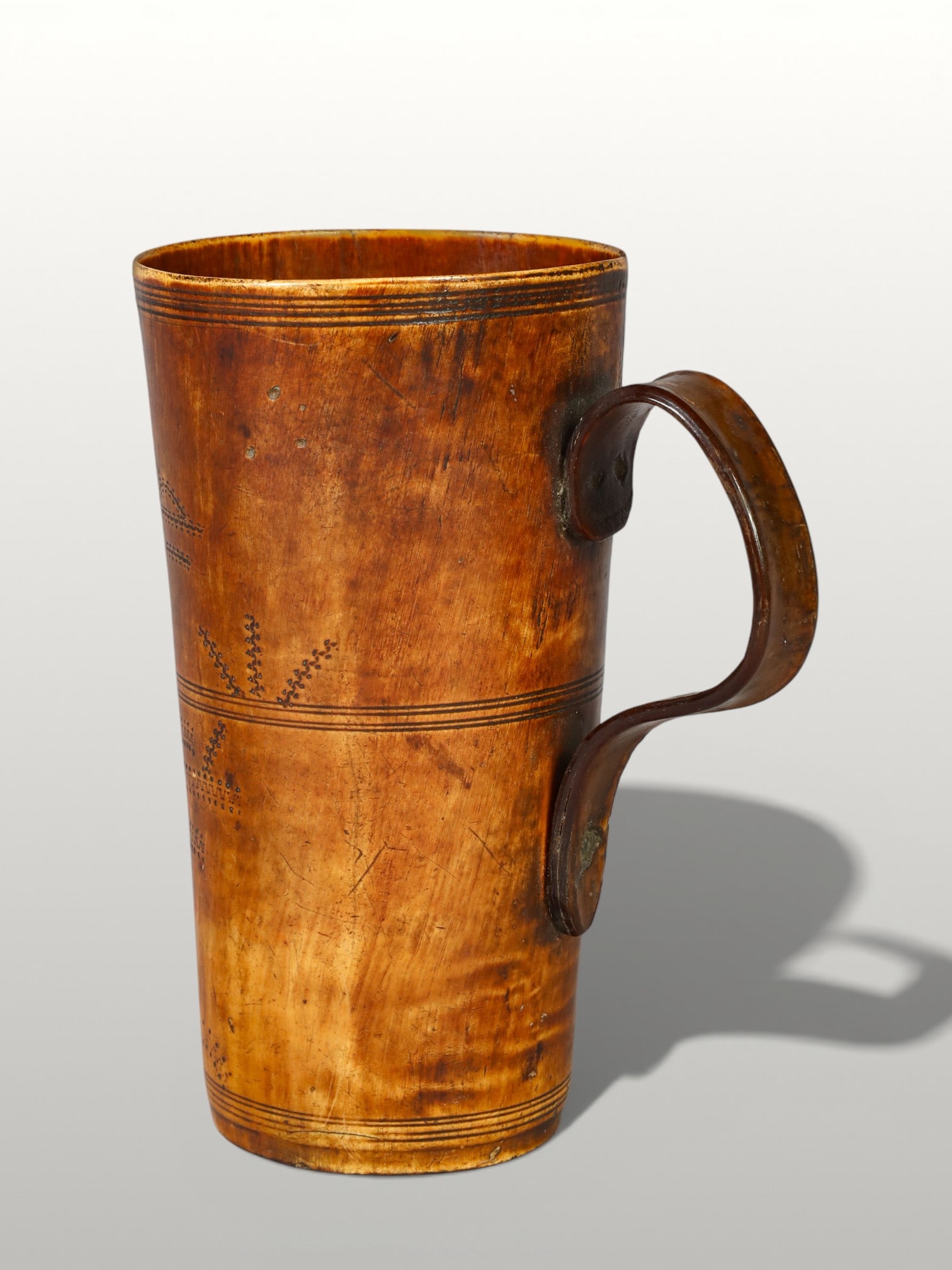 Cylindrical hunting chopper, European tradition, 19th century: Worked horn. Measures 14 x 7 cm. Cylindrical chopper with a side handle, designed as a functional, rustic object. Its exterior surface features irregularly arranged incisions and small scarifications.