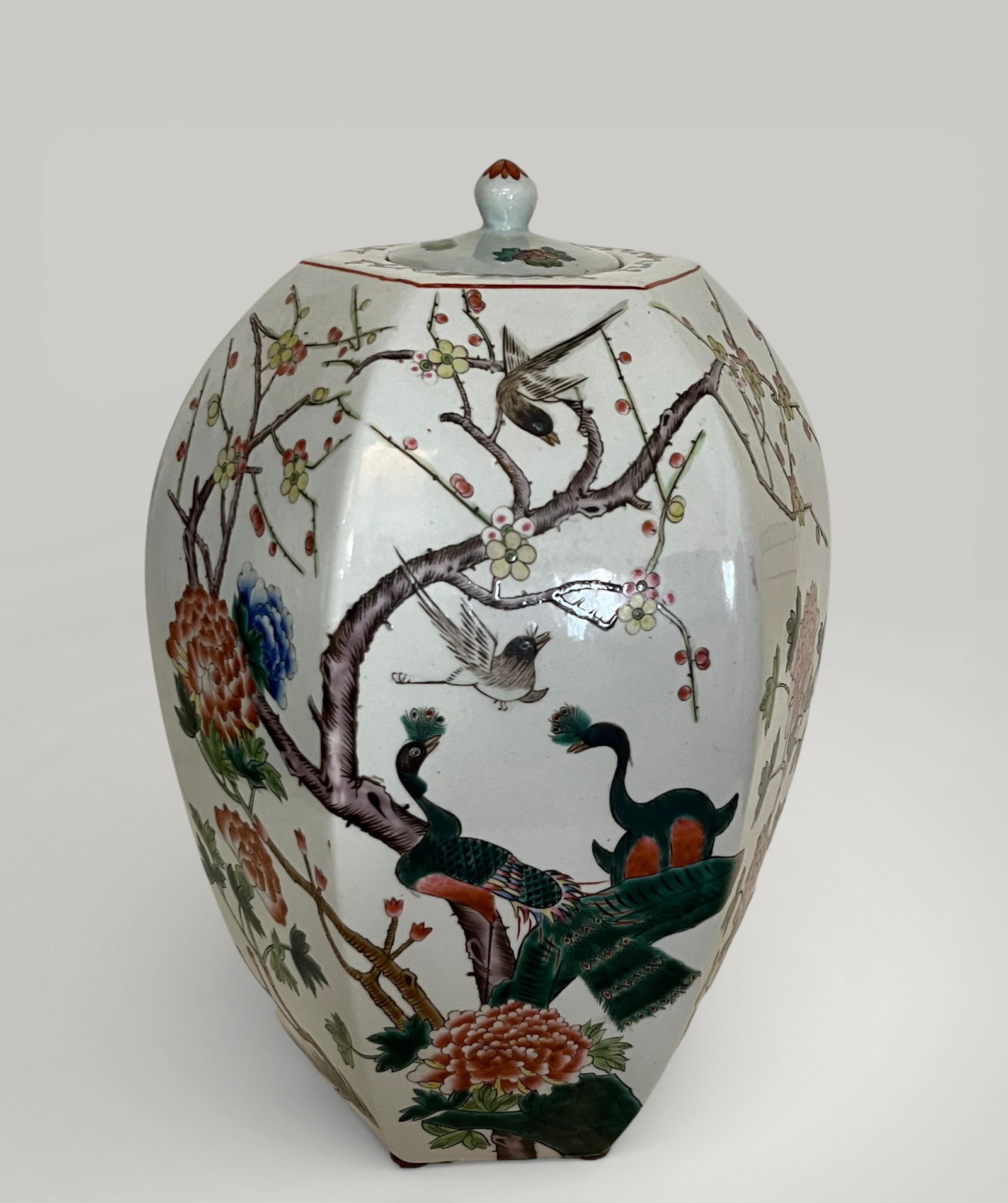 Large hexagonal pot with lid, Chinese porcelain, 19th century (1 of 7)