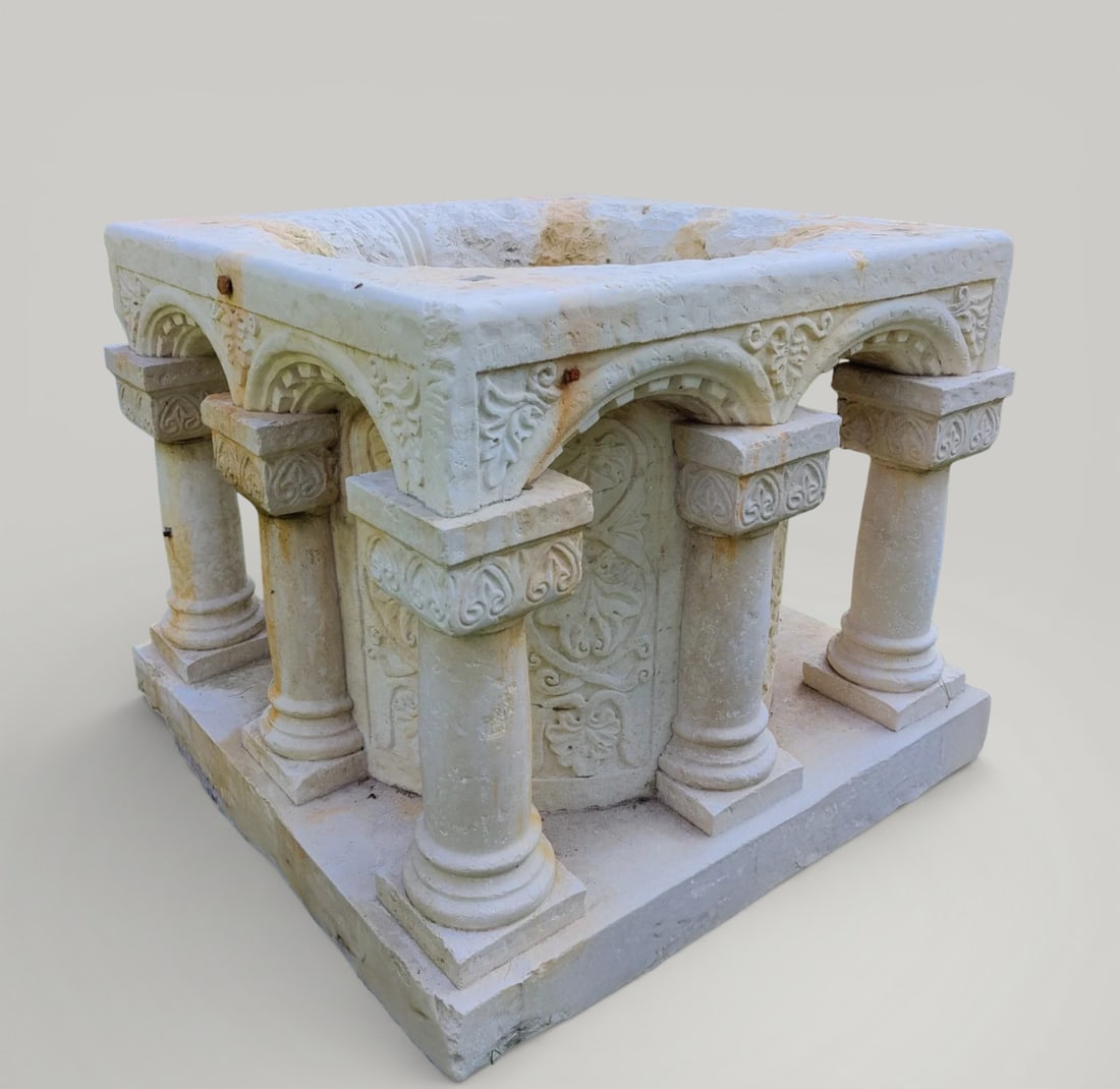 Large monumental marble well with heraldic coats of arms, Italy, 20th century (1 of 6)