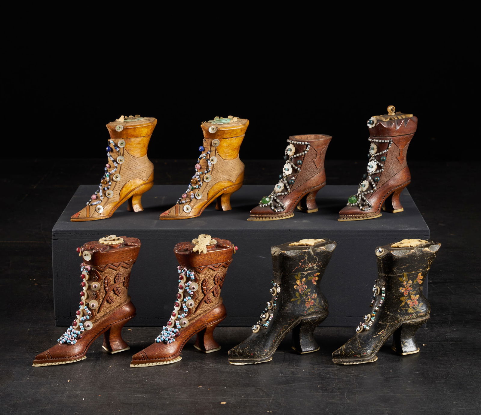 Set of four pairs of early 19th century Georgian miniature shoes (ca. 1830): Mahogany and mother-of-pearl. Dimensions: 11 × 9 × 3 cm (each piece). An exceptional set of miniature shoes hand-carved from mahogany and richly decorated with mother-of-pearl inlay, produced in Eng