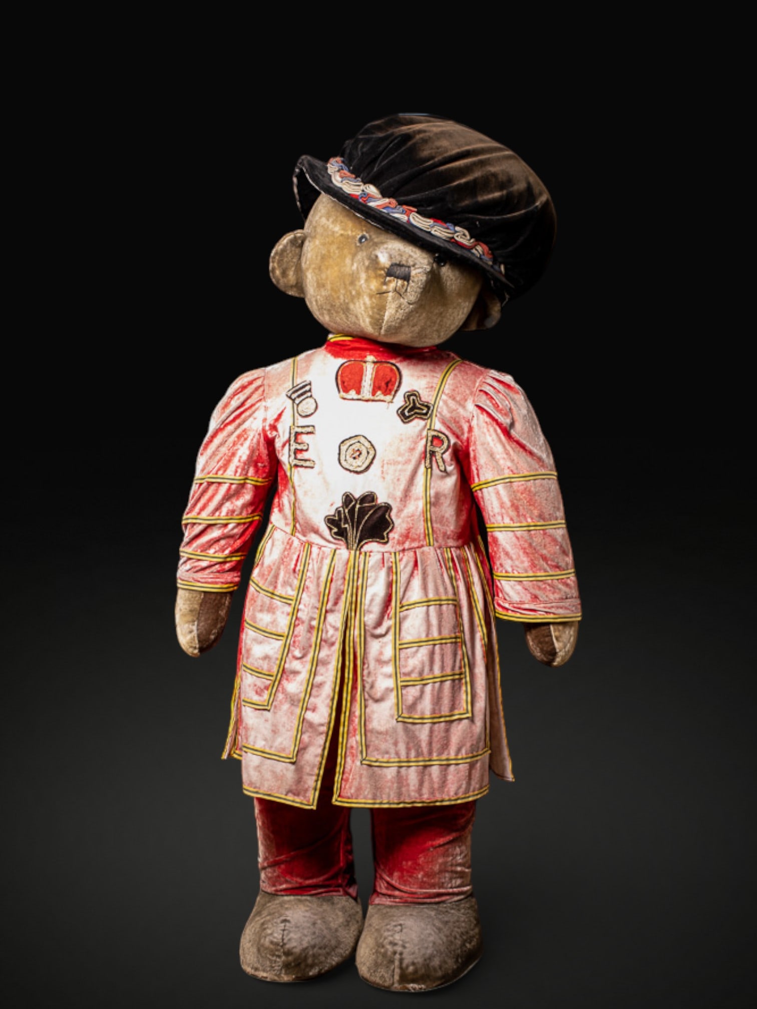 Giant teddy bear dressed as a Beefeater, United Kingdom, 20th century (1 of 7)
