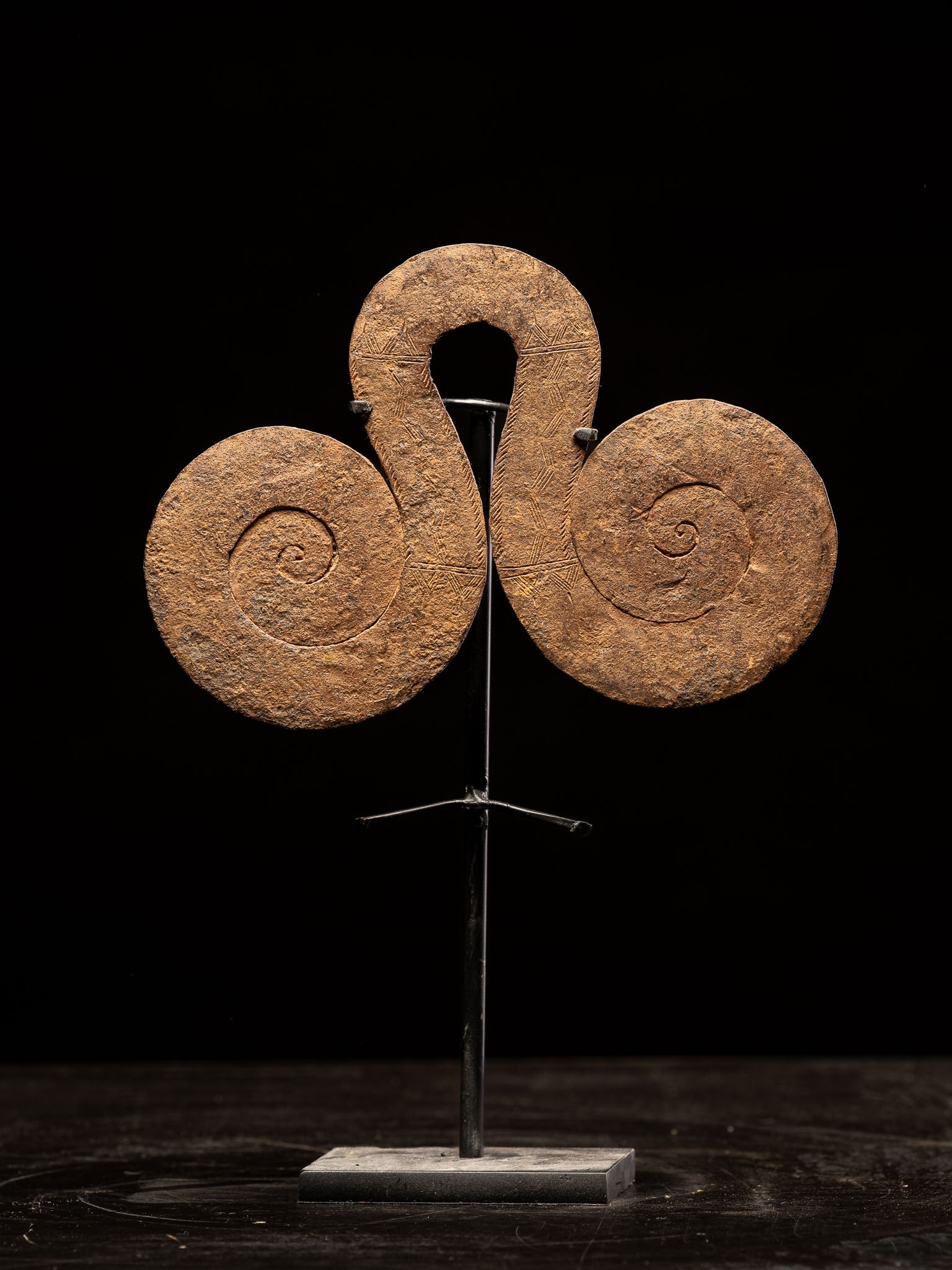 Ritual iron coin. Kirdi people, Cameroon. 19th–20th century: Iron. Dimensions: 20 × 8 cm. Wrought iron object used as a form of traditional currency within the economic and ritual systems of the Kirdi people. These pieces served as a medium of exchange and a s
