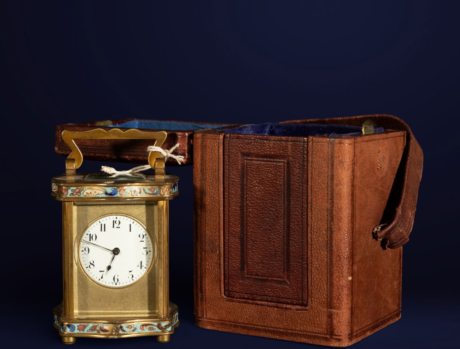 Beautiful travel clock with case and cloisonné, 19th century: With box and key in purple velvet and kidskin. Box dimensions: 13 x 9 x 8 cm; clock dimensions only: 8 x 7 cm