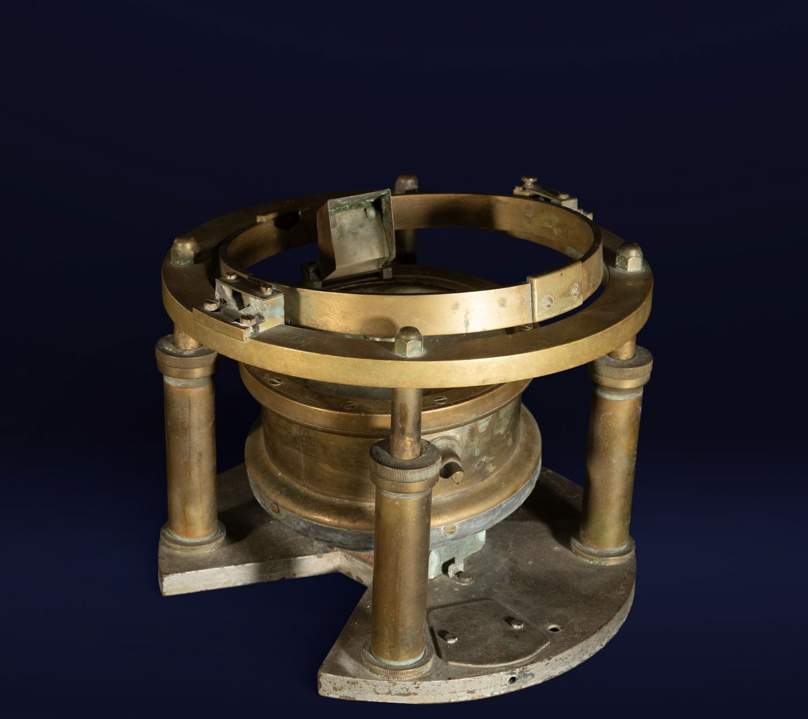 Rare 19th-century English bronze compass from a military ship: In bronze, measuring 31 x 23 cm