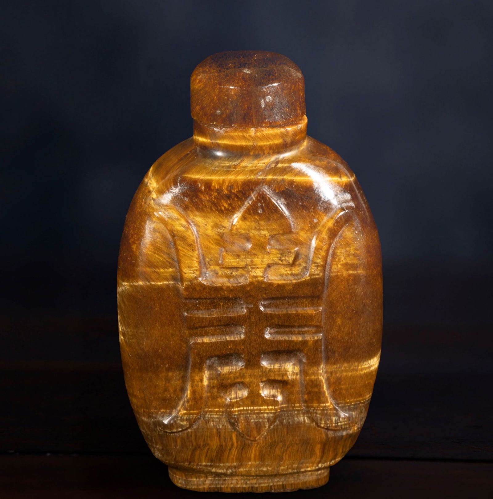 Chinese snuffbox in Tiger's Eye with "Shou" symbol, 19th century: Provenance: important private collection of Asian art, pre-1970. Measurements: 6.5 x 4 cm