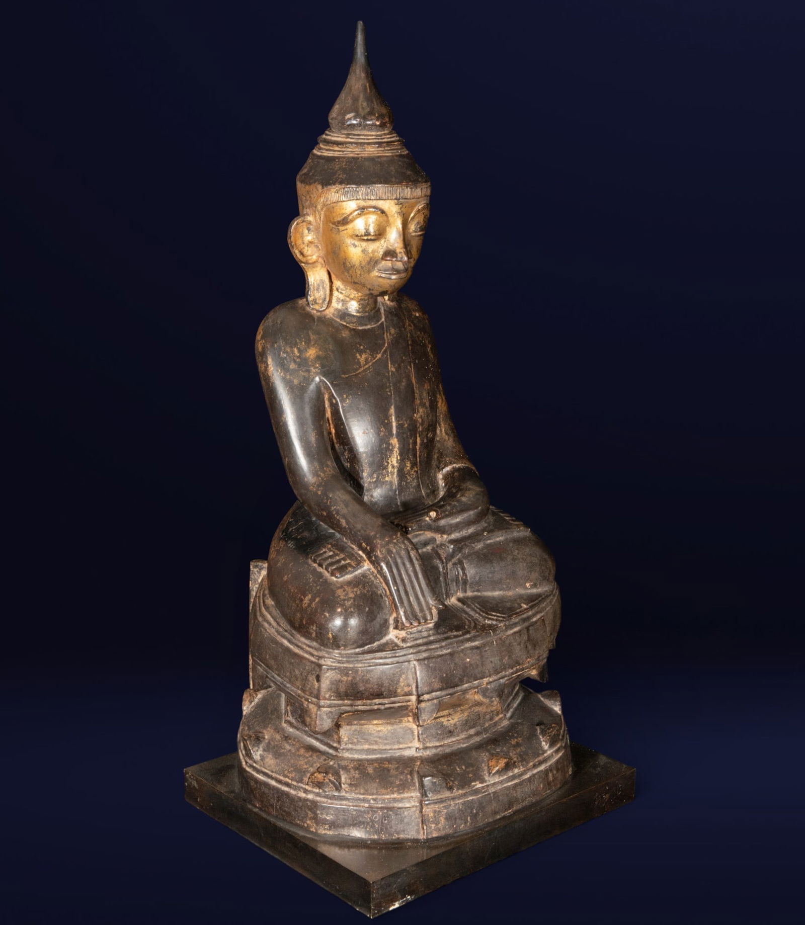 Exceptional and Large Ancient Burmese Buddha from the 16th Century: Carved wood. Measures 85 x 38 x 35 cm.
