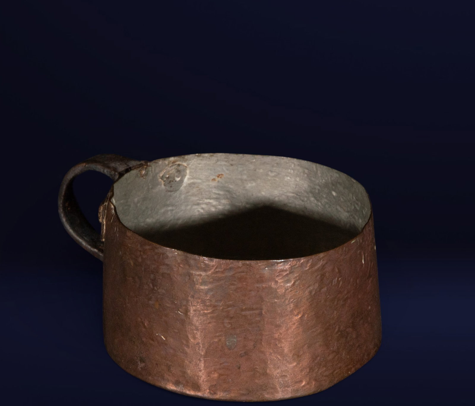 Hand warmer. European decorative arts, 18th century.: Brass. Measures 5 cm x 9 cm x 13 cm. This small hand warmer is characterized by its compact structure and functional design. It consists of a hemispherical body raised on a short support and finished